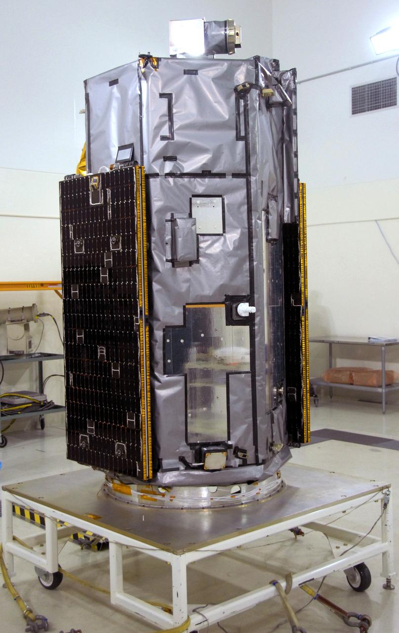 VANDENBERG AIR FORCE BASE, Calif. -- Inside the Astrotech payload processing facility, building 1032, at Vandenberg Air Force Base in California, the Orbiting Carbon Observatory, or OCO, is displayed after blankets and edge tape were applied. The OCO is a new Earth-orbiting mission sponsored by NASA's Earth System Science Pathfinder Program. The observatory is targeted to launch Jan. 15 from Space Launch Complex 576-E at Vandenberg. Photo credit: NASA/Robert Hargreaves Jr., VAFB