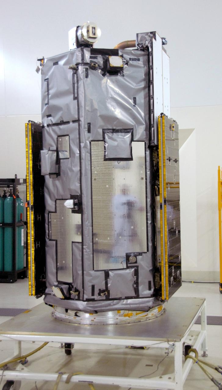 VANDENBERG AIR FORCE BASE, Calif. -- Inside the Astrotech payload processing facility, building 1032, at Vandenberg Air Force Base in California, the Orbiting Carbon Observatory, or OCO, is displayed after blankets and edge tape were applied. The OCO is a new Earth-orbiting mission sponsored by NASA's Earth System Science Pathfinder Program. The observatory is targeted to launch Jan. 15 from Space Launch Complex 576-E at Vandenberg. Photo credit: NASA/Robert Hargreaves Jr., VAFB