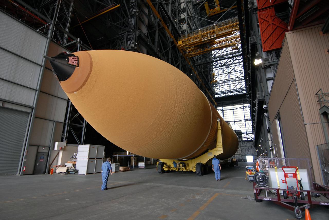 CAPE CANAVERAL, Fla. -- External Tank 130 arrives in the transfer aisle of the Vehicle Assembly Building at NASA's Kennedy Space Center in Florida. ET 130, which will be used on the Hubble servicing mission, STS-125, will be moved into a high bay for checkout. The fuel tank was previously designated for the STS-127 mission. Photo credit: NASA/Jack Pfaller