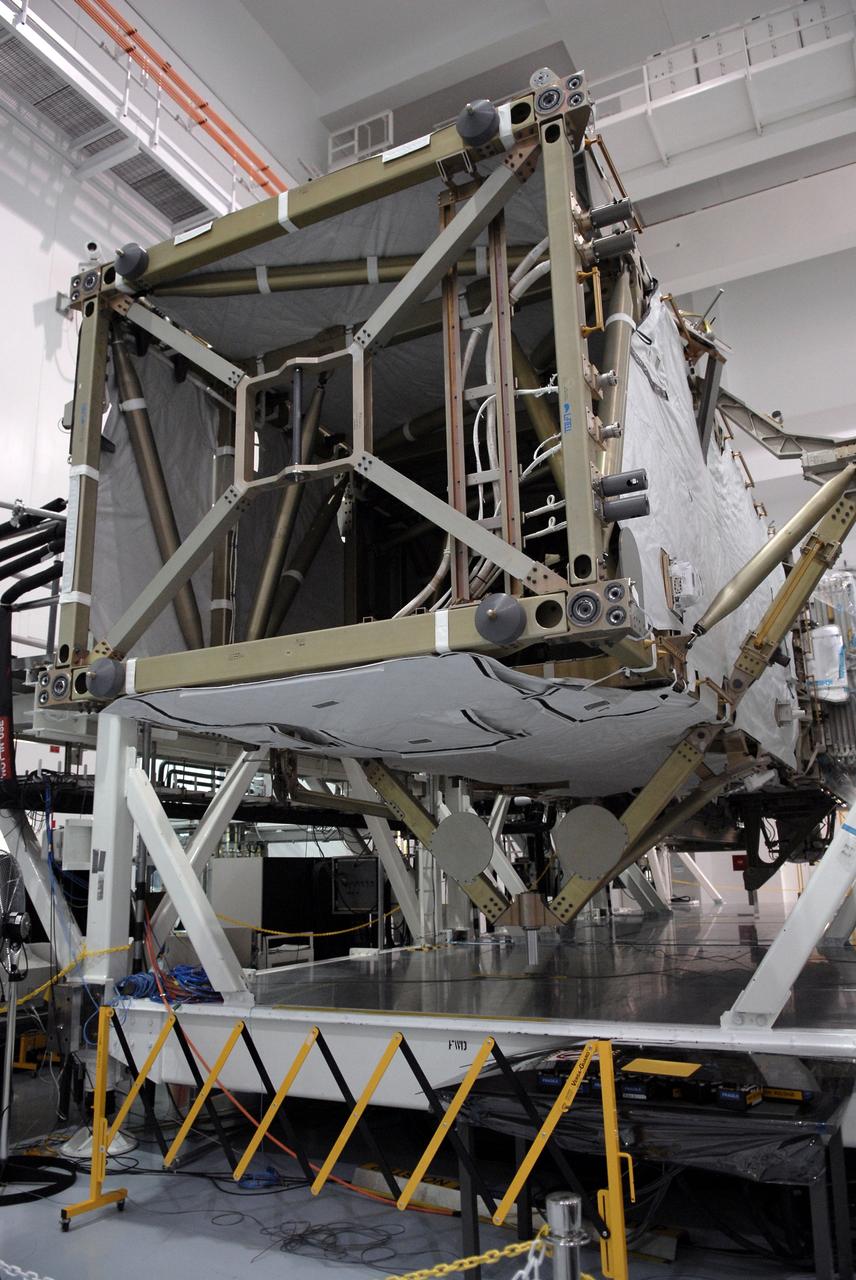 CAPE CANAVERAL, Fla. -- In the Space Station Processing Facility at NASA's Kennedy Space Center in Florida, the S6 truss segment is on display for the media. The S6 truss segment, with its set of large U.S. solar arrays, will be attached to the starboard, or right, side of the station during space shuttle Discovery's STS-119 mission. The S6 truss will complete the backbone of the station. The two solar wings will provide one-fourth of the total power needed to support a crew of six astronauts. The segment is expected to be loaded into the payload transportation canister Jan. 7, in preparation for its targeted journey to the launch pad Jan. 11. Photo credit: NASA/Kim Shiflett