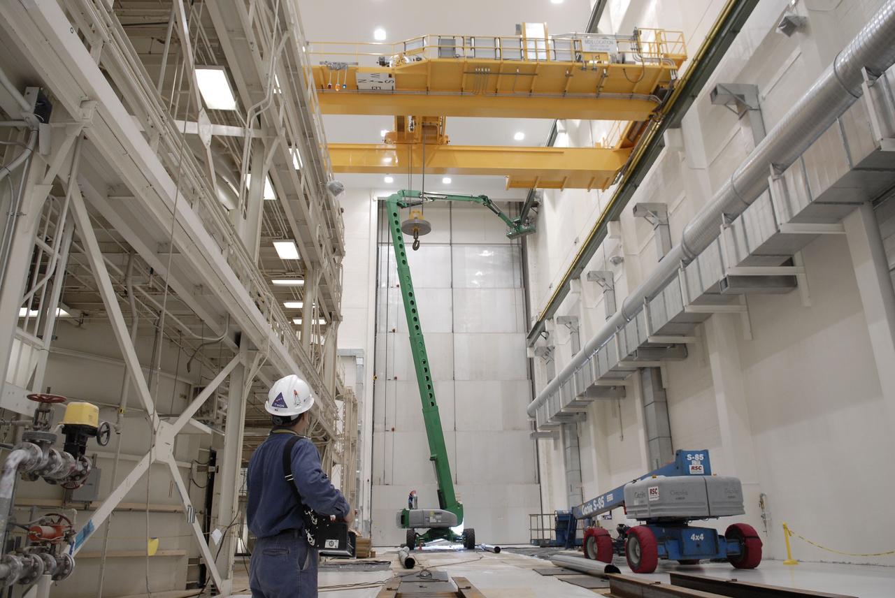 CAPE CANAVERAL, Fla. – Motion of the segments of a new crane is tested inside the Operations and Checkout Building at NASA's Kennedy Space Center in Florida. The new O&C low-bay crane is a 25-ton overhead bridge crane built for Lockheed Martin and Space Florida by American Crane and Equipment Corporation in Douglasville, Pa. The crane has a bridge span of 78’-2” and a hook height of 48’-10”. The crane will be used for lifting and moving flight hardware, fixtures and equipment in support of the Orion spacecraft manufacturing. Part of NASA's Constellation Program, the Orion spacecraft will return humans to the moon and prepare for future voyages to Mars and other destinations in our solar system. Photo credit: NASA/Kim Shiflett