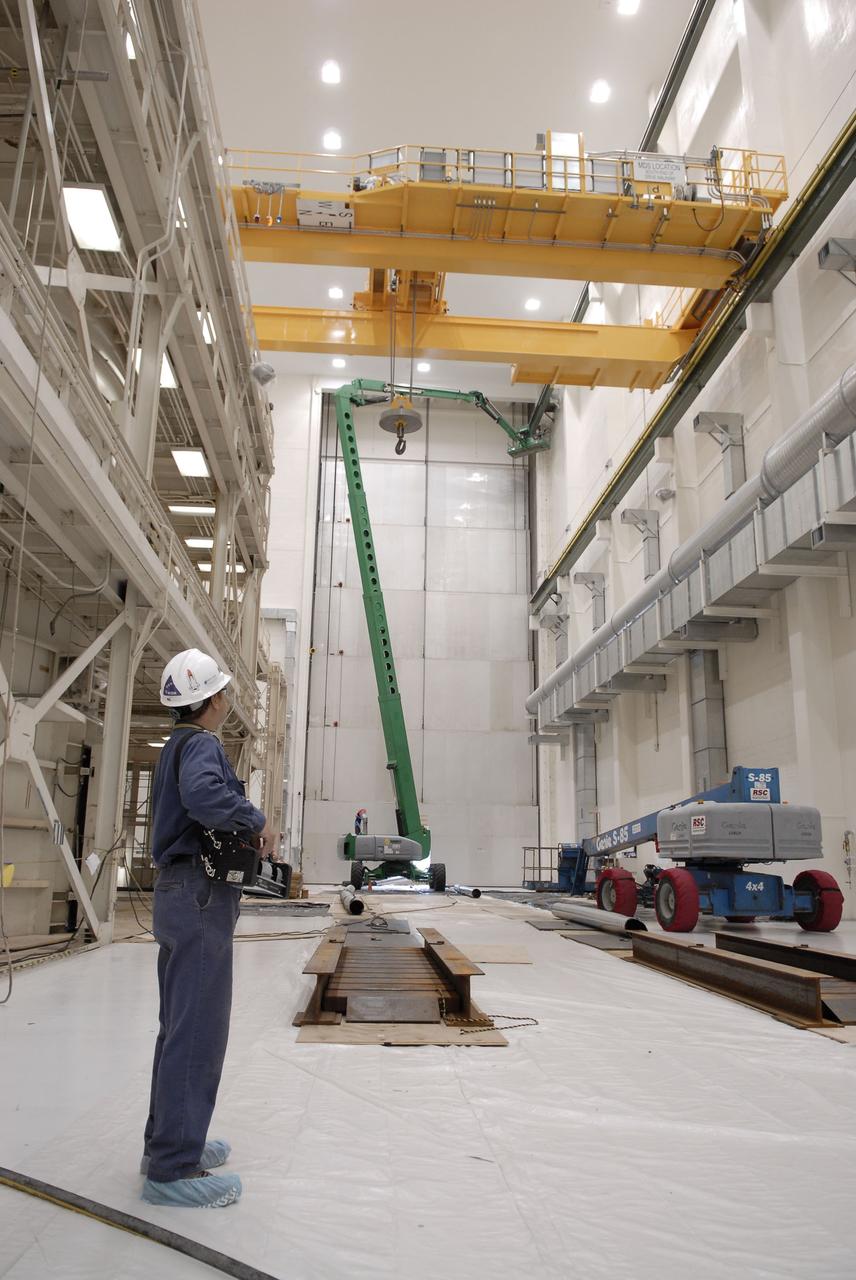 CAPE CANAVERAL, Fla. – Movement of the hook from a new crane are is tested inside the Operations and Checkout Building at NASA's Kennedy Space Center in Florida. The new O&C low-bay crane is a 25-ton overhead bridge crane built for Lockheed Martin and Space Florida by American Crane and Equipment Corporation in Douglasville, Pa. The crane has a bridge span of 78’-2” and a hook height of 48’-10”. The crane will be used for lifting and moving flight hardware, fixtures and equipment in support of the Orion spacecraft manufacturing. Part of NASA's Constellation Program, the Orion spacecraft will return humans to the moon and prepare for future voyages to Mars and other destinations in our solar system. Photo credit: NASA/Kim Shiflett