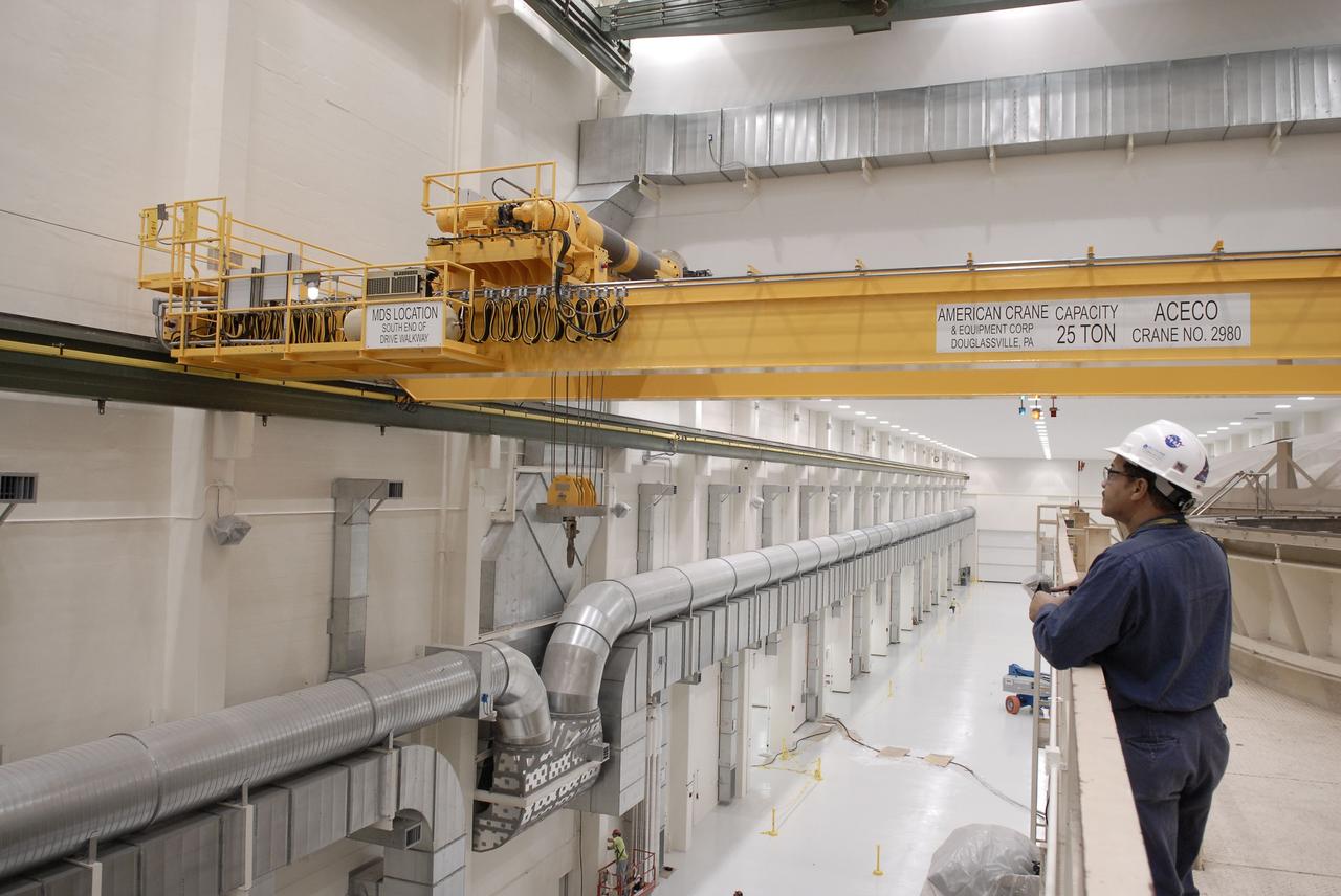 CAPE CANAVERAL, Fla. – Motion of the segments of a new crane is tested inside the Operations and Checkout Building at NASA's Kennedy Space Center in Florida. The new O&C low-bay crane is a 25-ton overhead bridge crane built for Lockheed Martin and Space Florida by American Crane and Equipment Corporation in Douglasville, Pa. The crane has a bridge span of 78’-2” and a hook height of 48’-10”. The crane will be used for lifting and moving flight hardware, fixtures and equipment in support of the Orion spacecraft manufacturing. Part of NASA's Constellation Program, the Orion spacecraft will return humans to the moon and prepare for future voyages to Mars and other destinations in our solar system. Photo credit: NASA/Kim Shiflett