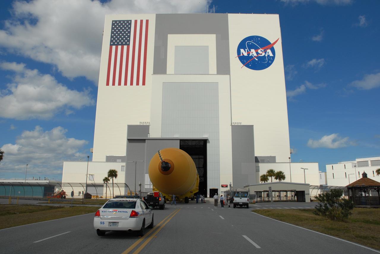 CAPE CANAVERAL, Fla. – At NASA's Kennedy Space Center in Florida, external fuel tank ET-131 moves toward the Vehicle Assembly Building. The tank, which will be used on the STS-127 mission, will be moved to a high bay for checkout. The Japanese Experiment Module's Experiment Logistics Module-Exposed Section, or ELM-ES, is part of the payload on the STS-127 mission, targeted for launch in June. Photo credit: NASA/Tim Jacobs