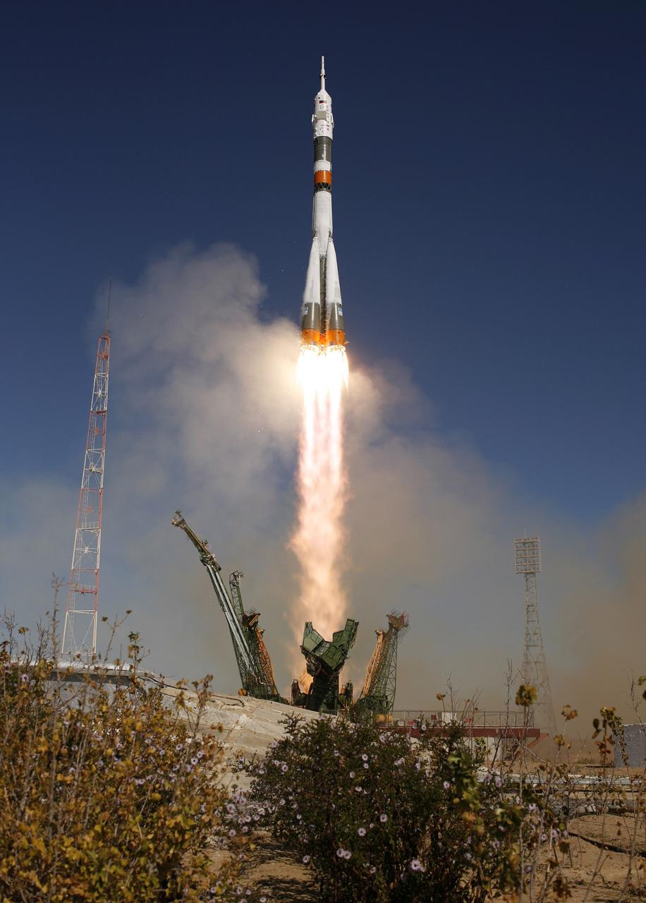 KAZAKHSTAN - The Soyuz TMA-16 launches from the Baikonur Cosmodrome in Kazakhstan on Wednesday, Sept. 30, 2009, carrying Expedition 21 Flight Engineer Jeffrey N. Williams, Flight Engineer Maxim Suraev and Spaceflight Participant Guy Laliberte to the International Space Station. (Photo Credit: NASA/Bill Ingalls)