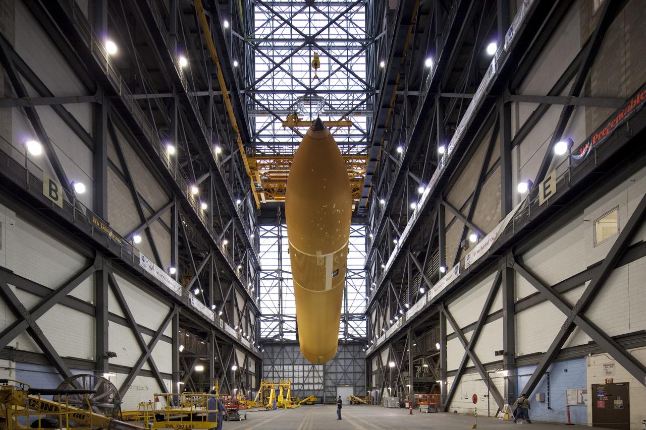 CAPE CANAVERAL, Fla. -- In the Vehicle Assembly Building at NASA's Kennedy Space Center in Florida, workers monitor the progress of External Fuel Tank-122 as it is lifted toward a test cell.        ET-122, the Space Shuttle Program's last external fuel tank was delivered to Kennedy's Turn Basin from NASA’s Michoud Assembly Facility in New Orleans aboard the Pegasus Barge. After testing, ET-122 eventually will be attached to space shuttle Endeavour for the STS-134 mission to the International Space Station targeted to launch February, 2011. For more information visit: http://www.nasa.gov/mission_pages/shuttle/shuttlemissions/sts134/index.html. Photo credit: NASA/Dimitri Gerondidakis