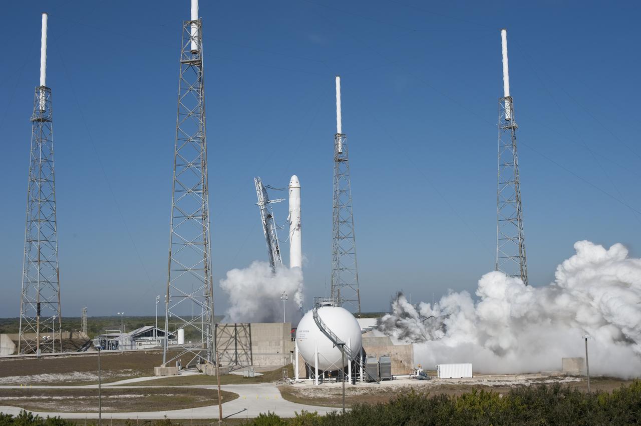CAPE CANAVERAL, Fla. -- SpaceX’s Falcon 9 rocket and Dragon spacecraft lift off from Launch Complex-40 at Cape Canaveral Air Force Station, Fla., at 10:43 a.m. EST. In orbit, the Dragon capsule will go through several maneuvers before it re-enters the atmosphere and splashes down in the Pacific Ocean about 500 miles west of the coast of Mexico.          This is first demonstration flight for NASA's Commercial Orbital Transportation Services (COTS) program, which will provide cargo flights to the International Space Station in the future. Photo credit: NASA/Tony Gray and Kevin O'Connell