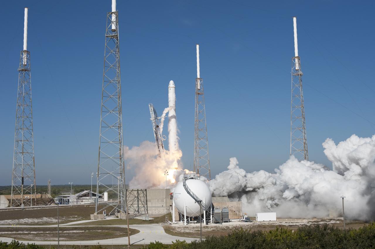 CAPE CANAVERAL, Fla. -- SpaceX’s Falcon 9 rocket and Dragon spacecraft lift off from Launch Complex-40 at Cape Canaveral Air Force Station, Fla., at 10:43 a.m. EST. In orbit, the Dragon capsule will go through several maneuvers before it re-enters the atmosphere and splashes down in the Pacific Ocean about 500 miles west of the coast of Mexico.          This is first demonstration flight for NASA's Commercial Orbital Transportation Services (COTS) program, which will provide cargo flights to the International Space Station in the future. Photo credit: NASA/Tony Gray and Kevin O'Connell