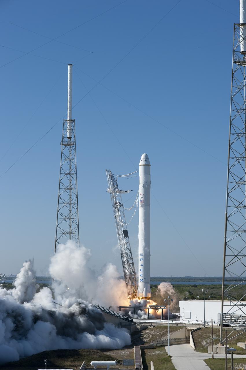 CAPE CANAVERAL, Fla. -- SpaceX’s Falcon 9 rocket and Dragon spacecraft lift off from Launch Complex-40 at Cape Canaveral Air Force Station, Fla., at 10:43 a.m. EST. In orbit, the Dragon capsule will go through several maneuvers before it re-enters the atmosphere and splashes down in the Pacific Ocean about 500 miles west of the coast of Mexico.          This is first demonstration flight for NASA's Commercial Orbital Transportation Services (COTS) program, which will provide cargo flights to the International Space Station in the future. Photo credit: NASA/Tony Gray and Kevin O'Connell