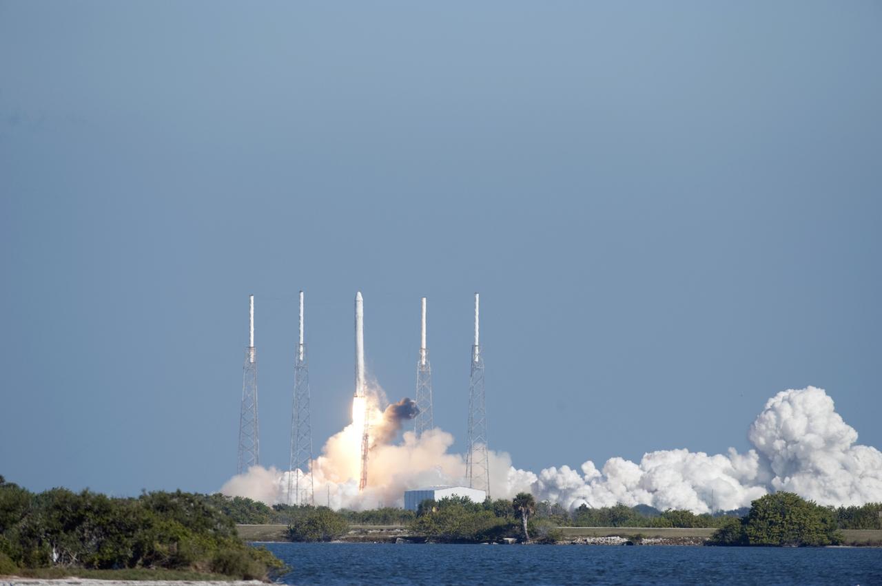 CAPE CANAVERAL, Fla. -- SpaceX’s Falcon 9 rocket and Dragon spacecraft lift off from Launch Complex-40 at Cape Canaveral Air Force Station, Fla., at 10:43 a.m. EST. In orbit, the Dragon capsule will go through several maneuvers before it re-enters the atmosphere and splashes down in the Pacific Ocean about 500 miles west of the coast of Mexico.          This is first demonstration flight for NASA's Commercial Orbital Transportation Services (COTS) program, which will provide cargo flights to the International Space Station in the future. Photo credit: NASA/Kevin O'Connell