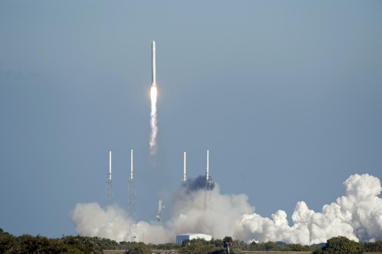 CAPE CANAVERAL, Fla. -- SpaceX’s Falcon 9 rocket and Dragon spacecraft lift off from Launch Complex-40 at Cape Canaveral Air Force Station, Fla., at 10:43 a.m. EST. In orbit, the Dragon capsule will go through several maneuvers before it re-enters the atmosphere and splashes down in the Pacific Ocean about 500 miles west of the coast of Mexico.          This is first demonstration flight for NASA's Commercial Orbital Transportation Services (COTS) program, which will provide cargo flights to the International Space Station in the future. Photo credit: NASA/Kevin O'Connell