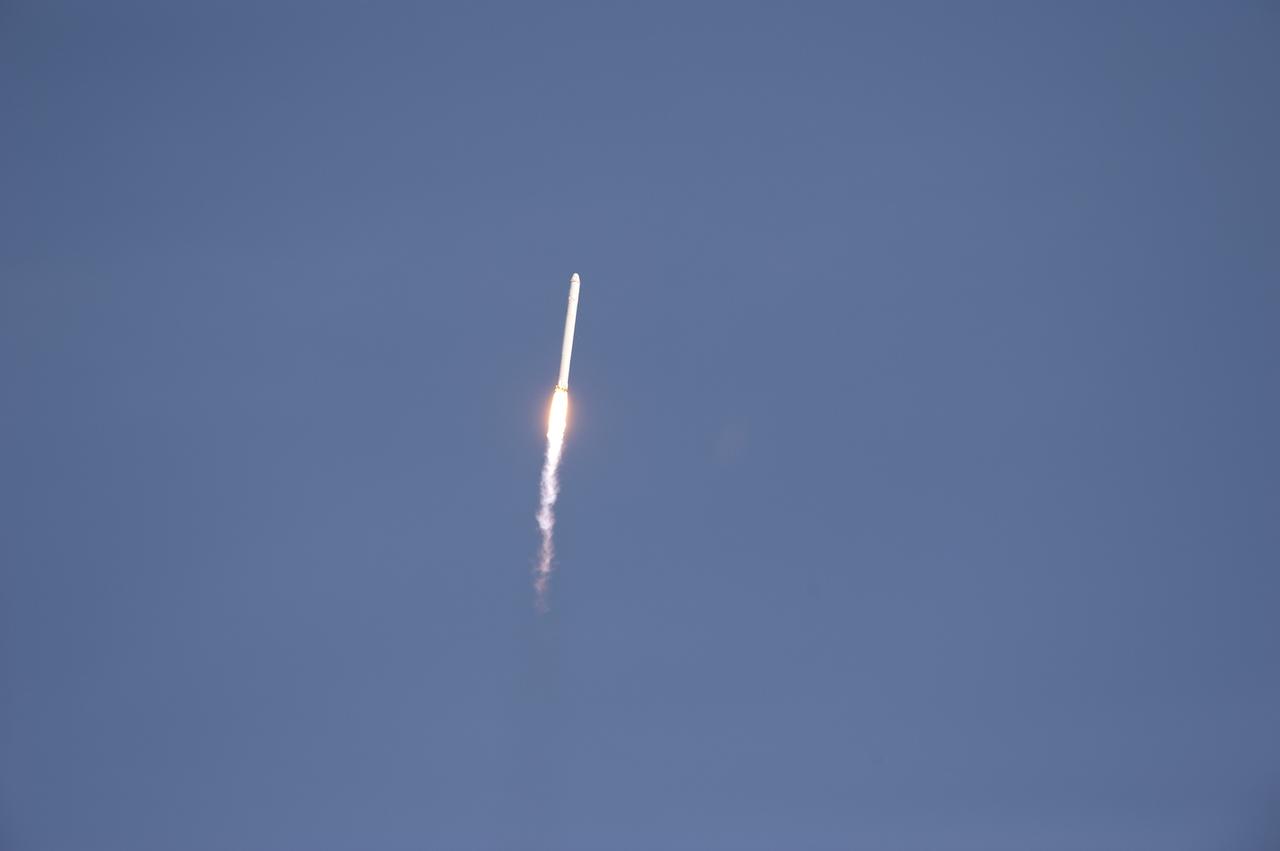 CAPE CANAVERAL, Fla. -- SpaceX’s Falcon 9 rocket and Dragon spacecraft race toward orbit after launching from Launch Complex-40 at Cape Canaveral Air Force Station, Fla., at 10:43 a.m. EST. The Dragon capsule will go through several maneuvers before it re-enters the atmosphere and splashes down in the Pacific Ocean about 500 miles west of the coast of Mexico.        This is first demonstration flight for NASA's Commercial Orbital Transportation Services (COTS) program, which will provide cargo flights to the International Space Station in the future. Photo credit: NASA/Kevin O'Connell