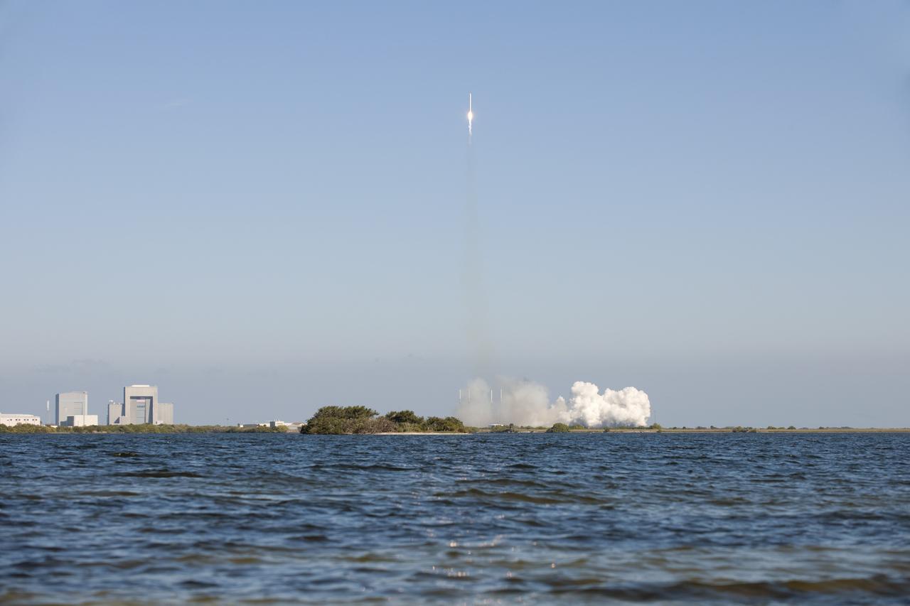 CAPE CANAVERAL, Fla. -- SpaceX’s Falcon 9 rocket and Dragon spacecraft race toward orbit after launching from Launch Complex-40 at Cape Canaveral Air Force Station, Fla., at 10:43 a.m. EST. The Dragon capsule will go through several maneuvers before it re-enters the atmosphere and splashes down in the Pacific Ocean about 500 miles west of the coast of Mexico.        This is first demonstration flight for NASA's Commercial Orbital Transportation Services (COTS) program, which will provide cargo flights to the International Space Station in the future. Photo credit: NASA/Tony Gray