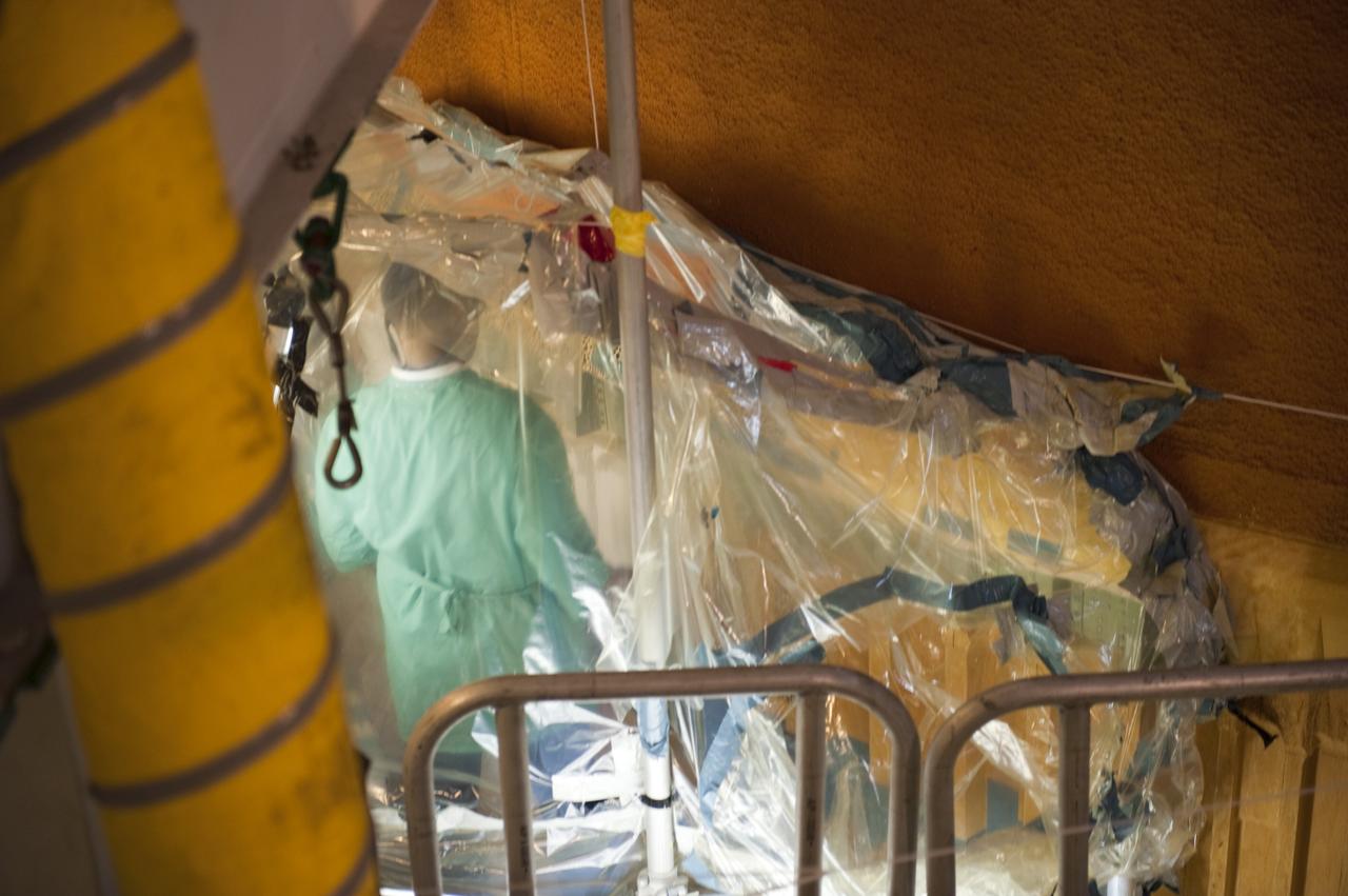 CAPE CANAVERAL, Fla. -- Repair work to space shuttle Discovery's external fuel tank begins to wrap up in the Vehicle Assembly Building at NASA's Kennedy Space Center in Florida. Technicians modified 94 support beams, called stringers, on the tank's intertank region by fitting pieces of metal, called radius blocks, over the stringers' edges. They also were re-applying foam to the modified areas of the tank. Attached to its fuel tank and two solid rocket boosters, Discovery is scheduled to roll out to Launch Pad 39A atop a giant crawler-transporter on Jan. 31.              Discovery's next launch opportunity to the International Space Station on the STS-133 mission is targeted for Feb. 24. For more information on STS-133, visit www.nasa.gov/mission_pages/shuttle/shuttlemissions/sts133/. Photo credit: NASA/Kim Shiflett