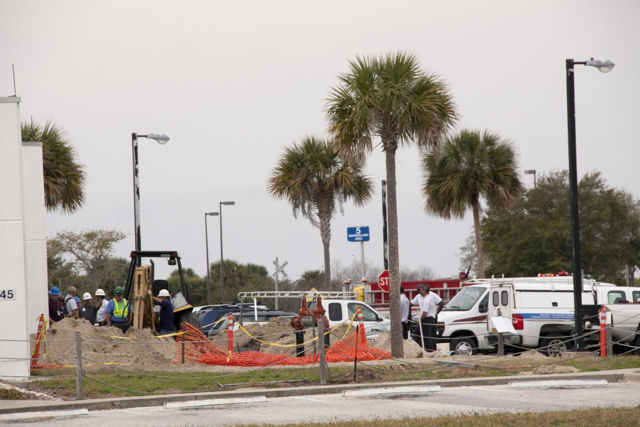 CAPE CANAVERAL, Fla. -- At NASA's Kennedy Space Center in Florida, a backhoe inadvertently struck a natural gas line in the area north of the Multi Function Facility (MFF), at around 8:40 a.m. EST. As a precaution, personnel were evacuated from Orbiter Processing Facilities 1 and 2, the MFF, Processing Control Center and the Operations Support Building (OSB) I. All traffic was blocked on the Saturn Causeway near the facilities. There were no injuries or damage to any facilities and personnel were allowed back into their buildings before mid-day and the roadway open to traffic. With the backhoe idle, workers assess the area where the break in the gas line occurred. Photo credit: NASA/Jack Pfaller
