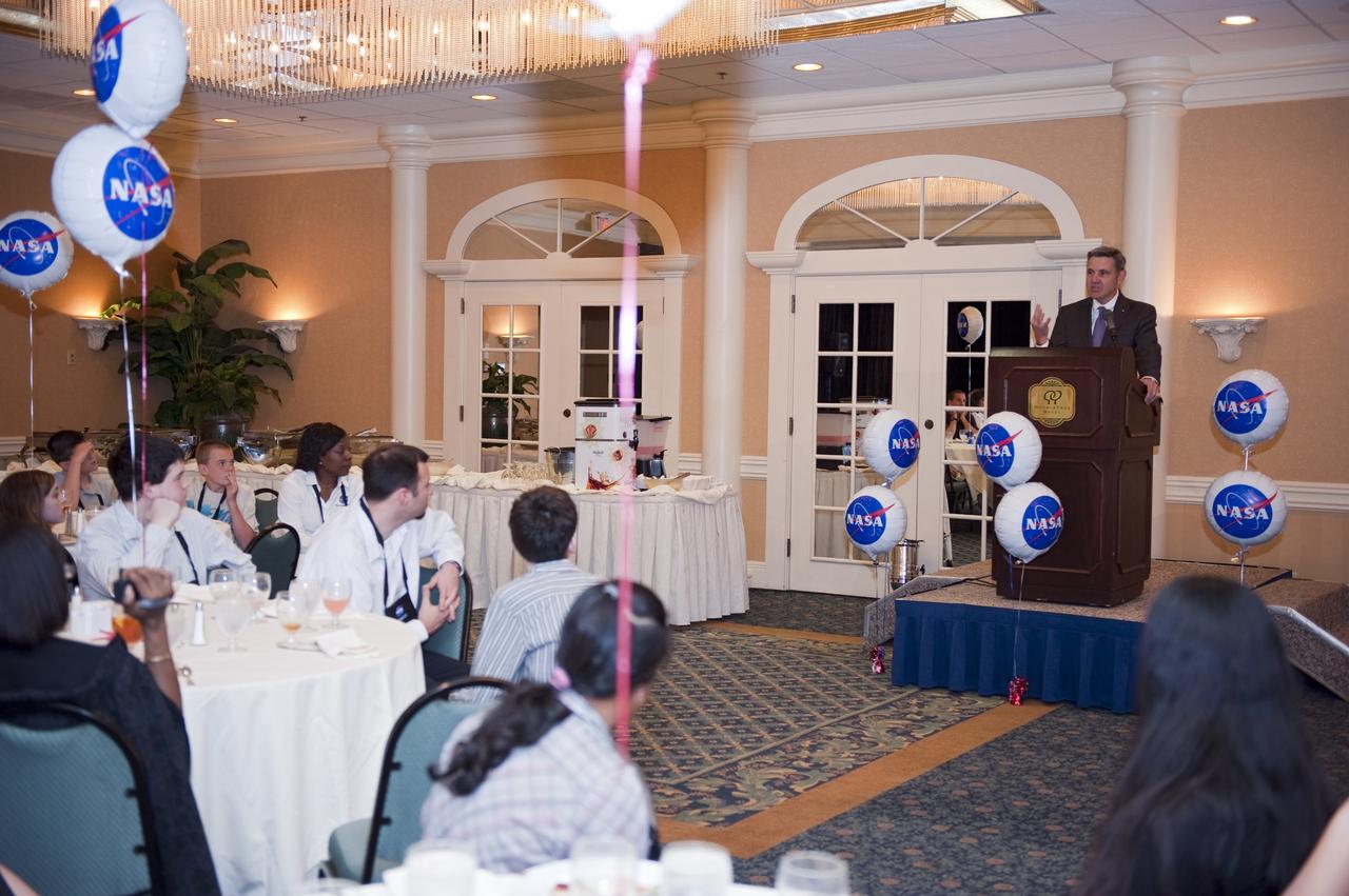 COCOA BEACH, Fla. -- NASA Kennedy Space Center Director Bob Cabana encourages fourth- through 12-grade students and their teachers from across the nation to "dream big" during the NASA Explorer Schools Symposium in Florida. During the event, May 4-7, about 60 students will tour Kennedy, the U.S. Astronaut Hall of Fame, and participate in several educational activities and a career panel question-and-answer session. The symposium also offers professional development opportunities for about 30 teachers. The participants were competitively selected after they completed an original investigation focused on existing NASA missions or research interests. Photo Credit: NASA/Kim Shiflett