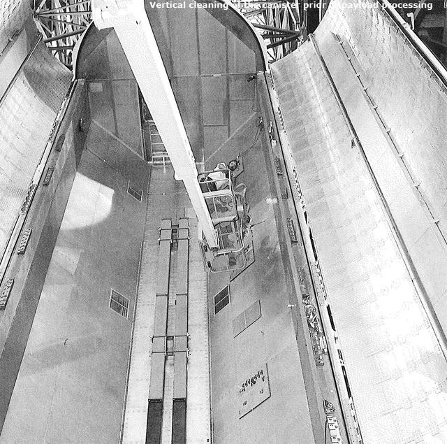 Vertical cleaning of the canister prior to payload processing