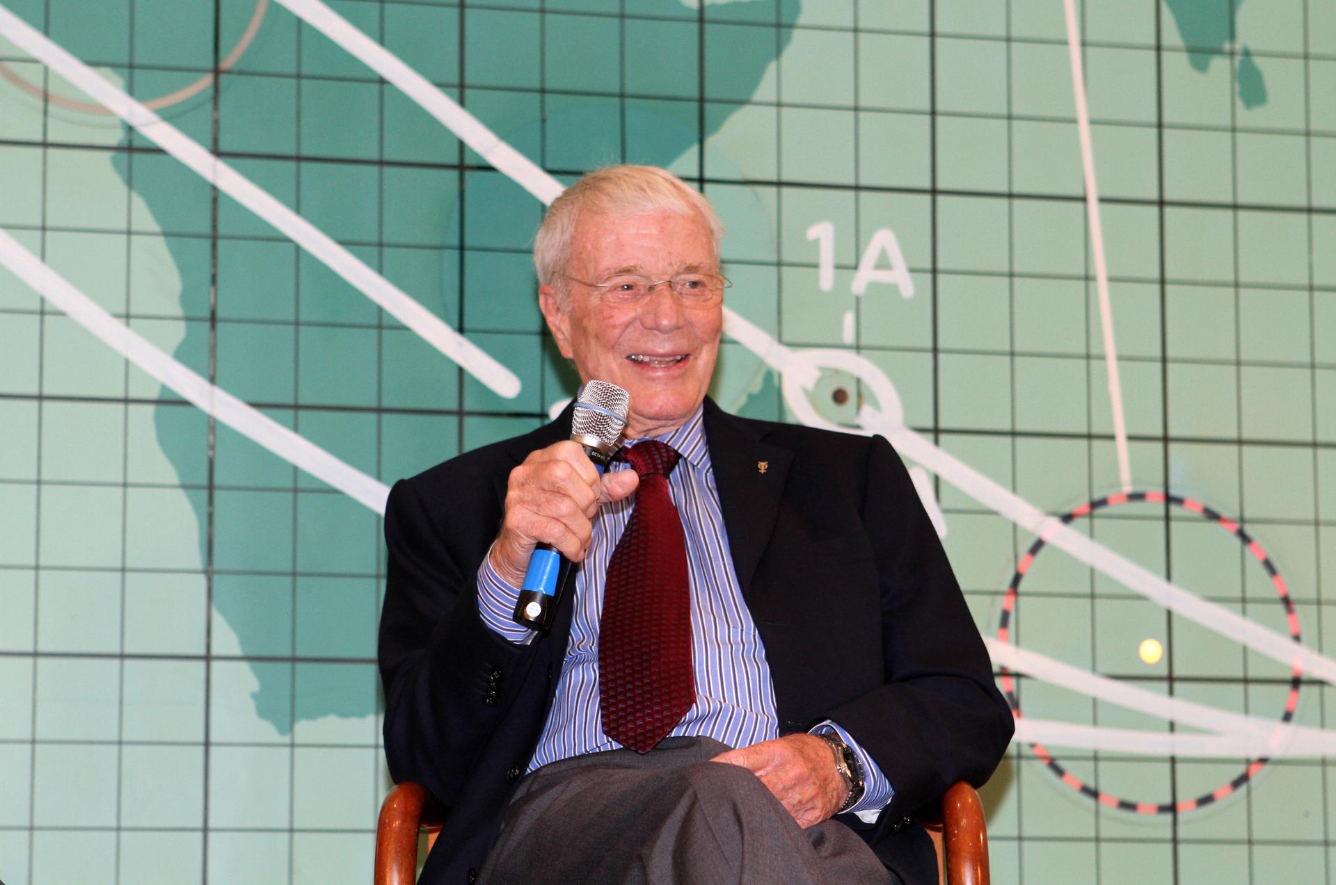 Scott Carpenter appears in front of plot board from the Mercury Control Center at an event in 2012