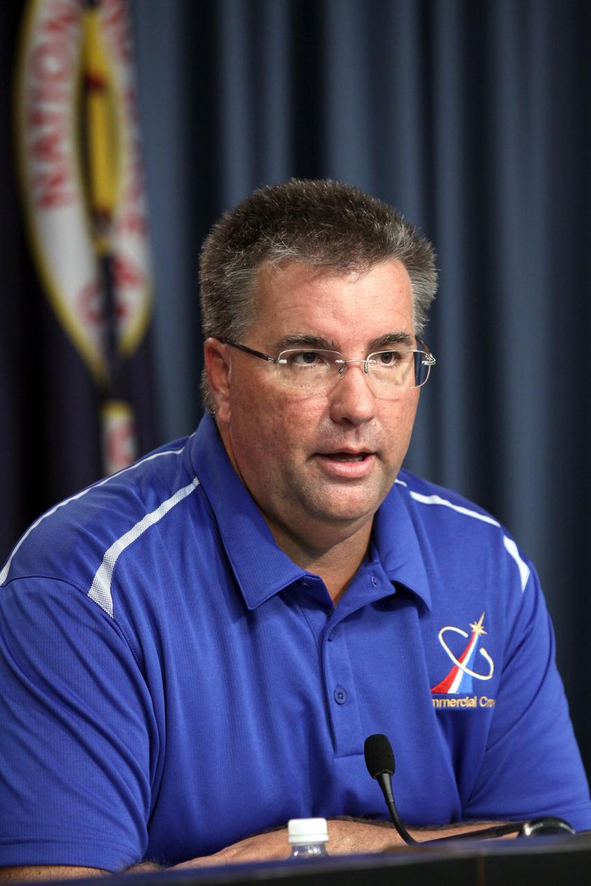 CAPE CANAVERAL, Fla. -- NASA Commercial Crew Program Manager Ed Mango talks to commercial spaceflight industry representatives about the agency's plans for certifying commercially developed spacecraft and launch systems in support of crewed missions to the International Space Station around the middle of the decade. To learn more about CCP, visit www.nasa.gov/commercialcrew. Photo credit: NASA/Kim Shiflett