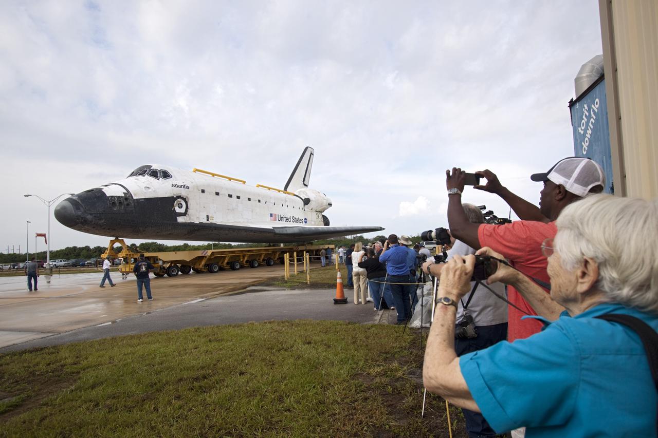 CAPE CANAVERAL, Fla. – Space shuttle Atlantis moves from Orbiter Processing Facility-2 to the Vehicle Assembly Building at NASA's Kennedy Space Center in Florida. Atlantis will be moved to the Kennedy Space Center Visitor Complex in November where it will be put on public display. Photo credit: NASA/Jim Grossmann