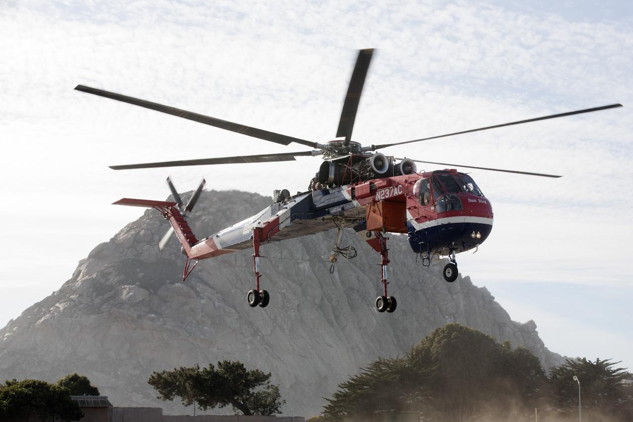 MORRO BAY, Calif. – An Erickson Sky Crane helicopter lands in Morro Bay, Calif., in preparation for the test of the SpaceX Dragon test article. The test enables SpaceX engineers to evaluate the spacecraft's parachute deployment system as part of a milestone under its Commercial Crew Integrated Capability agreement with NASA's Commercial Crew Program. The parachute test took place at Morro Bay, Calif. Photo credit: NASA/Kim Shiflett