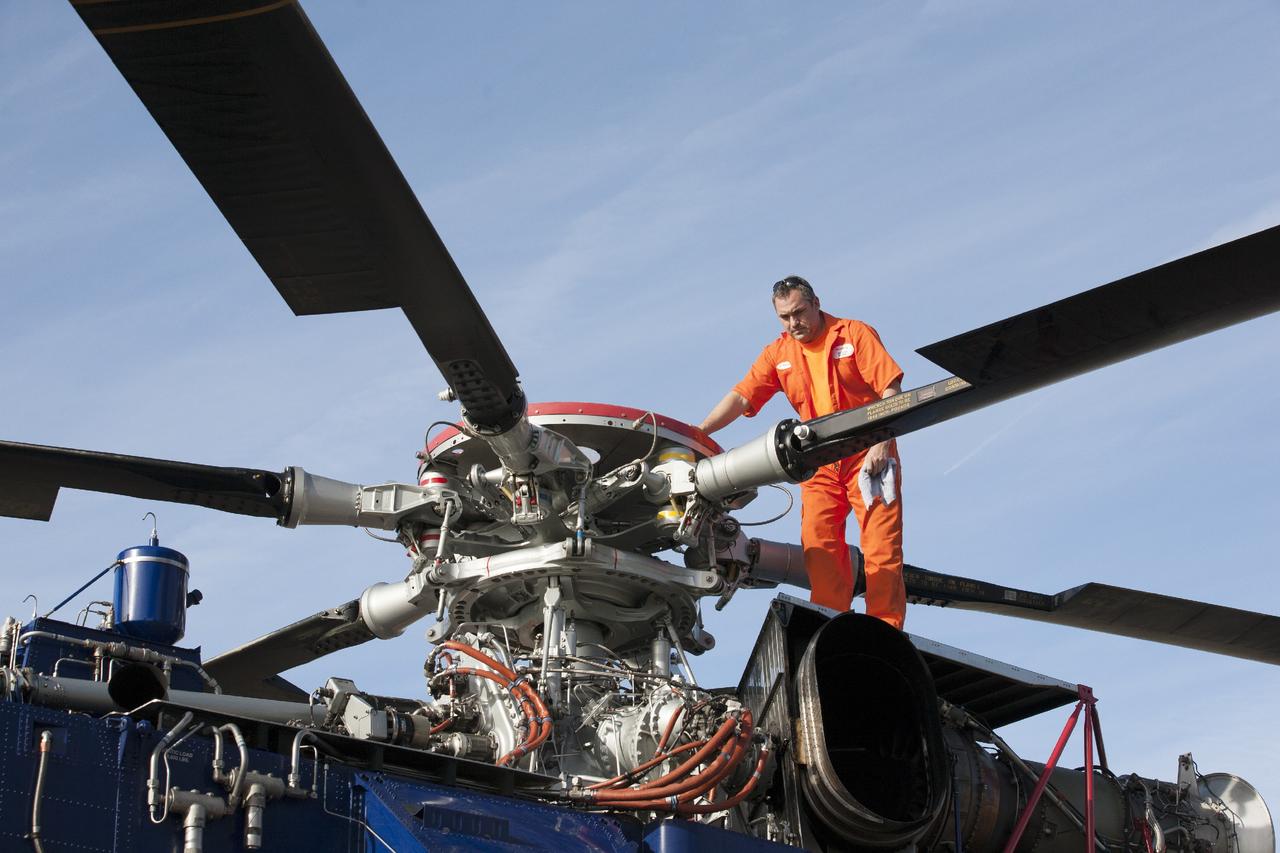 MORRO BAY, Calif. –  A crew member preps an Erickson Sky Crane helicopter for a test of the SpaceX Dragon test article. The test enables SpaceX engineers to evaluate the spacecraft's parachute deployment system as part of a milestone under its Commercial Crew Integrated Capability agreement with NASA's Commercial Crew Program. The parachute test took place at Morro Bay, Calif. Photo credit: NASA/Kim Shiflett