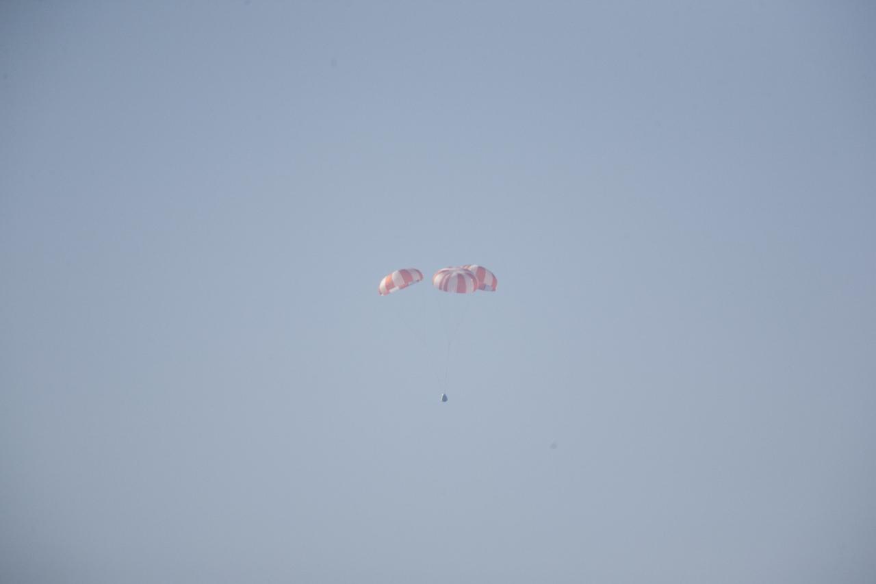 MORRO BAY, Calif. – The SpaceX main parachutes control the descent of the Dragon test article following a test over the Pacific Ocean, off the coast of Morro Bay, Calif. The test enabled SpaceX engineers to evaluate the spacecraft's parachute deployment system as part of a milestone under its Commercial Crew Integrated Capability agreement with NASA's Commercial Crew Program. The parachute test took place at Marro Bay, Calif. Photo credit: NASA/Kim Shiflett