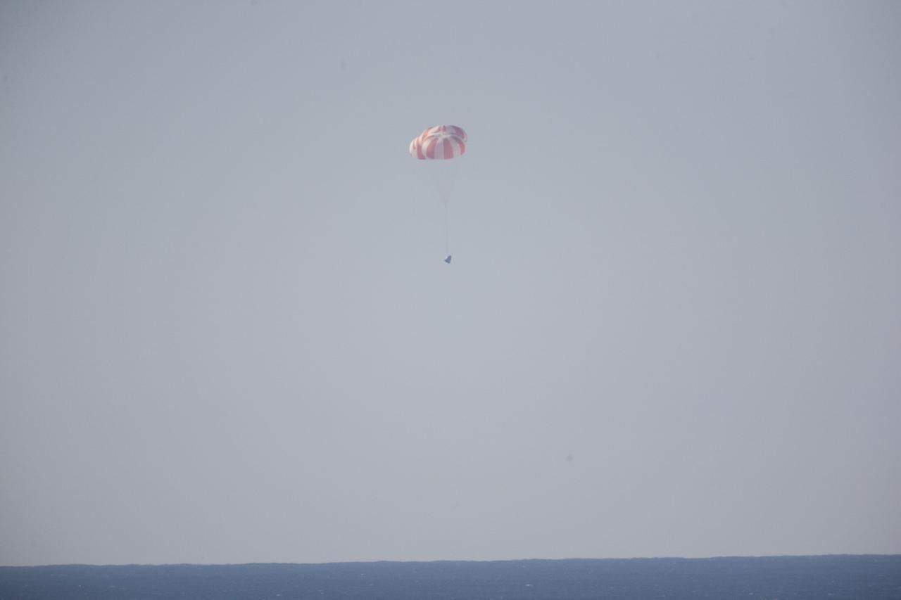 MORRO BAY, Calif. – The SpaceX main parachutes control the descent of the Dragon test article following a test over the Pacific Ocean, off the coast of Morro Bay, Calif. The test enabled SpaceX engineers to evaluate the spacecraft's parachute deployment system as part of a milestone under its Commercial Crew Integrated Capability agreement with NASA's Commercial Crew Program. The parachute test took place at Marro Bay, Calif. Photo credit: NASA/Kim Shiflett