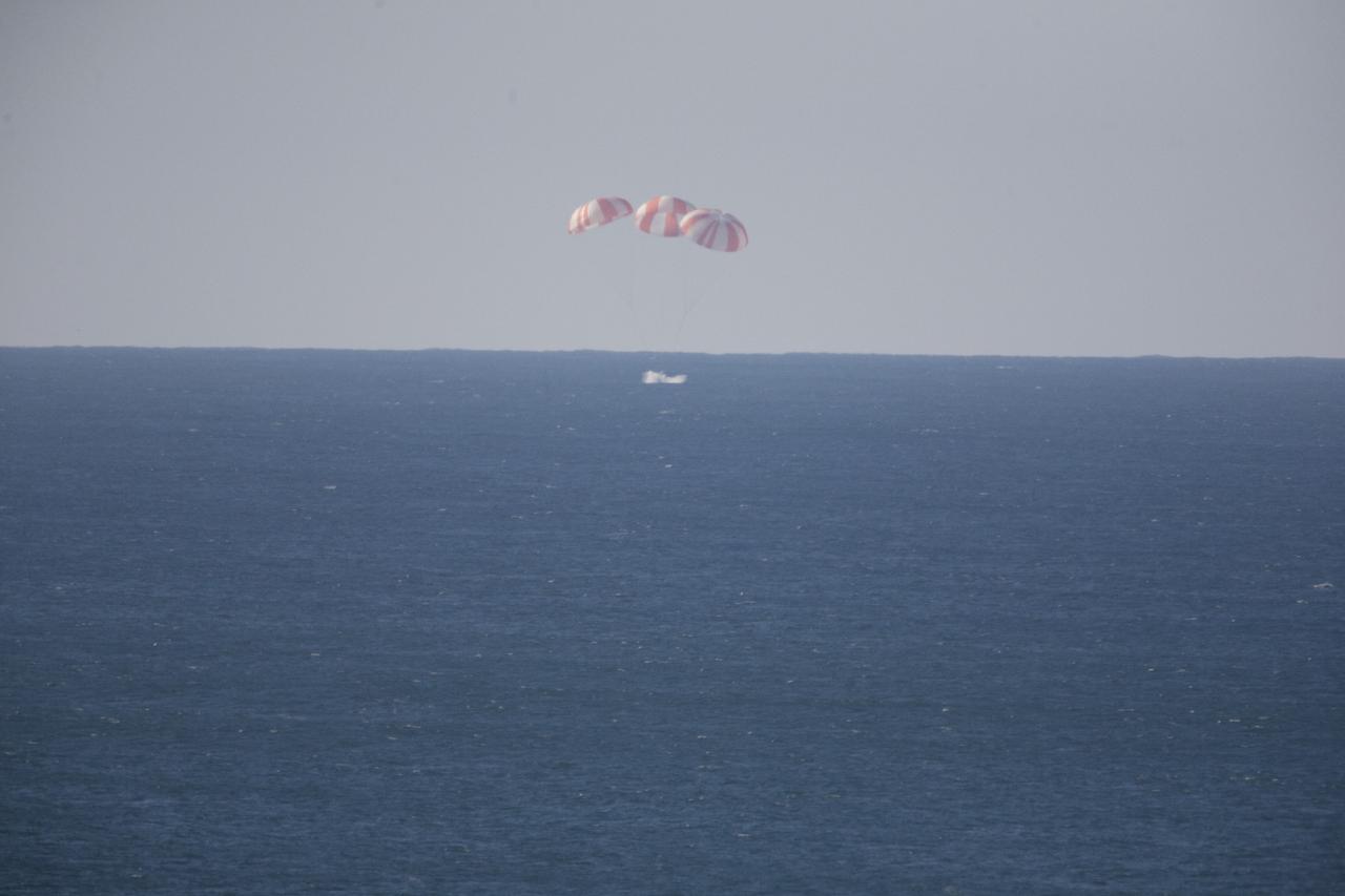 MORRO BAY, Calif. – The SpaceX Dragon test article splashes down following a test over the Pacific Ocean, off the coast of Morro Bay, Calif. The test enabled SpaceX engineers to evaluate the spacecraft's parachute deployment system as part of a milestone under its Commercial Crew Integrated Capability agreement with NASA's Commercial Crew Program. Photo credit: NASA/Kim Shiflett