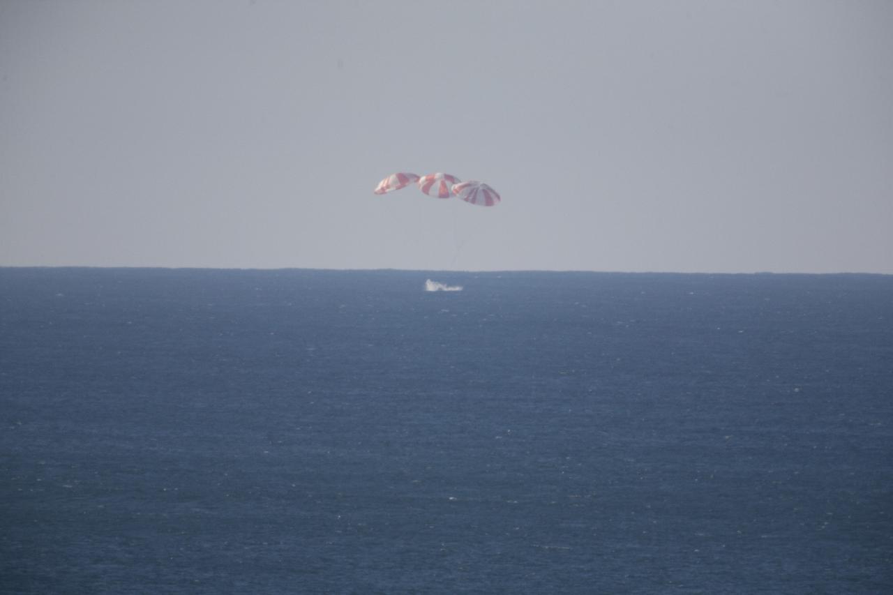 MORRO BAY, Calif. – The SpaceX Dragon test article splashes down following a test over the Pacific Ocean, off the coast of Morro Bay, Calif. The test enabled SpaceX engineers to evaluate the spacecraft's parachute deployment system as part of a milestone under its Commercial Crew Integrated Capability agreement with NASA's Commercial Crew Program. Photo credit: NASA/Kim Shiflett