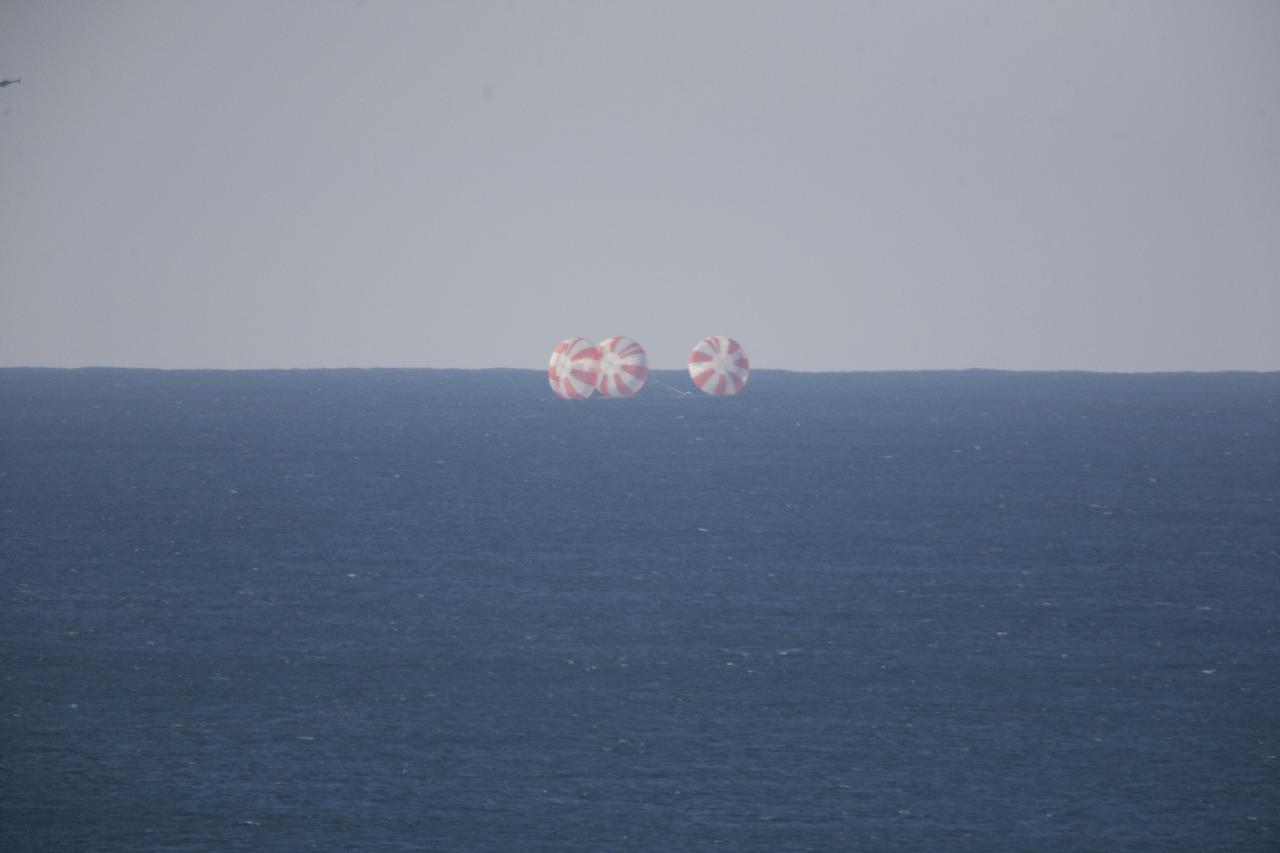 MORRO BAY, Calif. – The SpaceX Dragon test article awaits recovery from the Pacific Ocean, off the coast of Morro Bay, Calif following splash down. The test enabled SpaceX engineers to evaluate the spacecraft's parachute deployment system as part of a milestone under its Commercial Crew Integrated Capability agreement with NASA's Commercial Crew Program. Photo credit: NASA/Kim Shiflett