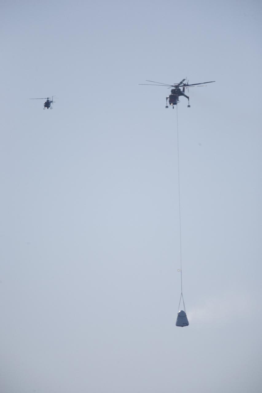MORRO BAY, Calif. – An Erickson Sky Crane helicopter recovers the SpaceX Dragon test article following a test to evaluate the spacecraft's parachute deployment system. The test was part of a milestone under its Commercial Crew Integrated Capability agreement with NASA's Commercial Crew Program. The parachute test took place over the Pacific Ocean, off the coast of Morro Bay, Calif. Photo credit: NASA/Kim Shiflett