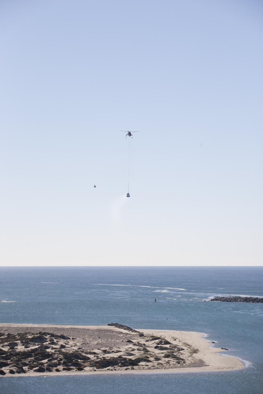 MORRO BAY, Calif. – An Erickson Sky Crane helicopter returns the SpaceX Dragon test article to Morro Bay, Cailf., following a test to evaluate the spacecraft's parachute deployment system. The test was part of a milestone under its Commercial Crew Integrated Capability agreement with NASA's Commercial Crew Program. Photo credit: NASA/Kim Shiflett