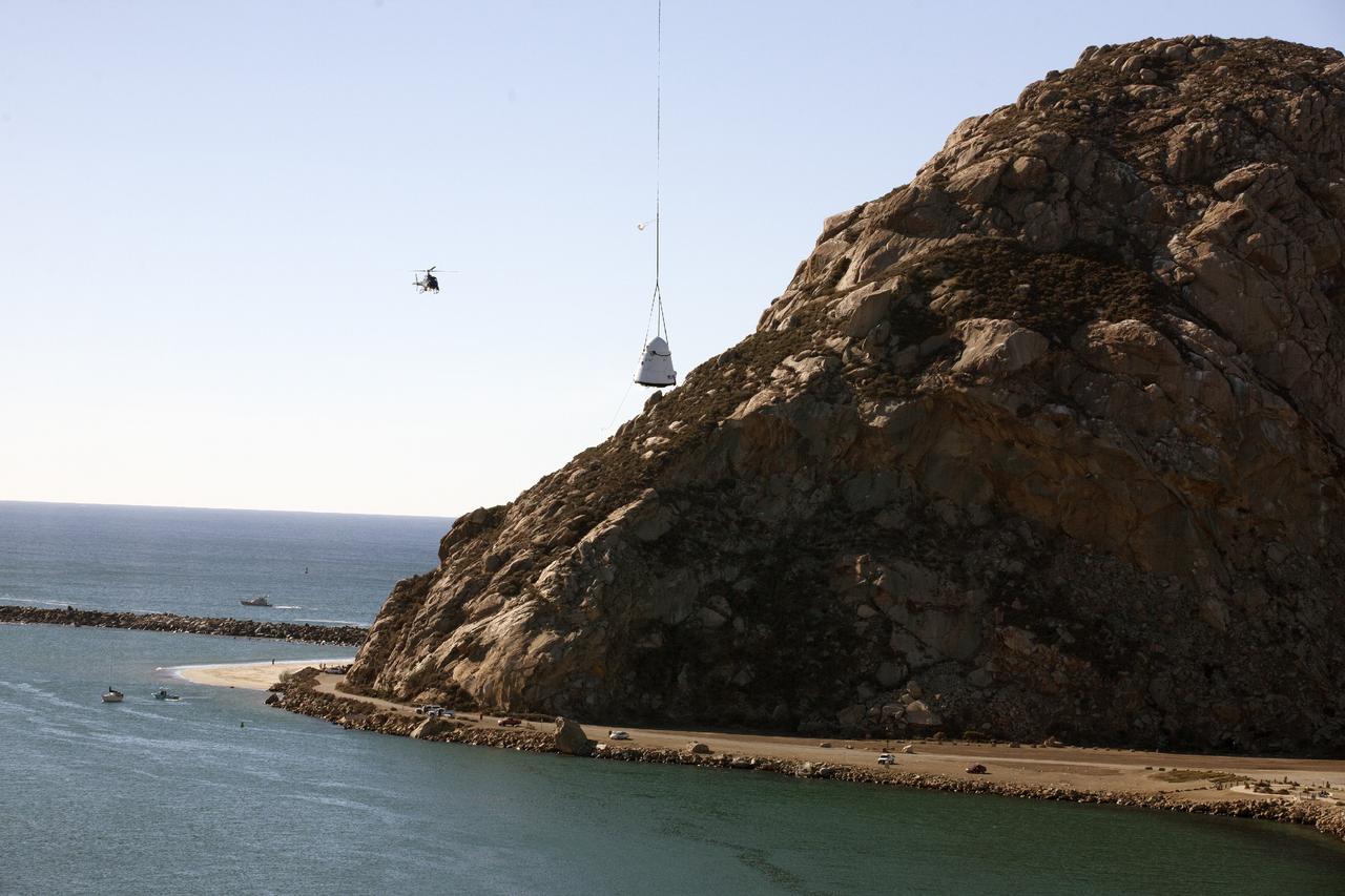 MORRO BAY, Calif. – An Erickson Sky Crane helicopter returns the SpaceX Dragon test article to Morro Bay, Cailf., following a test to evaluate the spacecraft's parachute deployment system. The test was part of a milestone under its Commercial Crew Integrated Capability agreement with NASA's Commercial Crew Program. Photo credit: NASA/Kim Shiflett