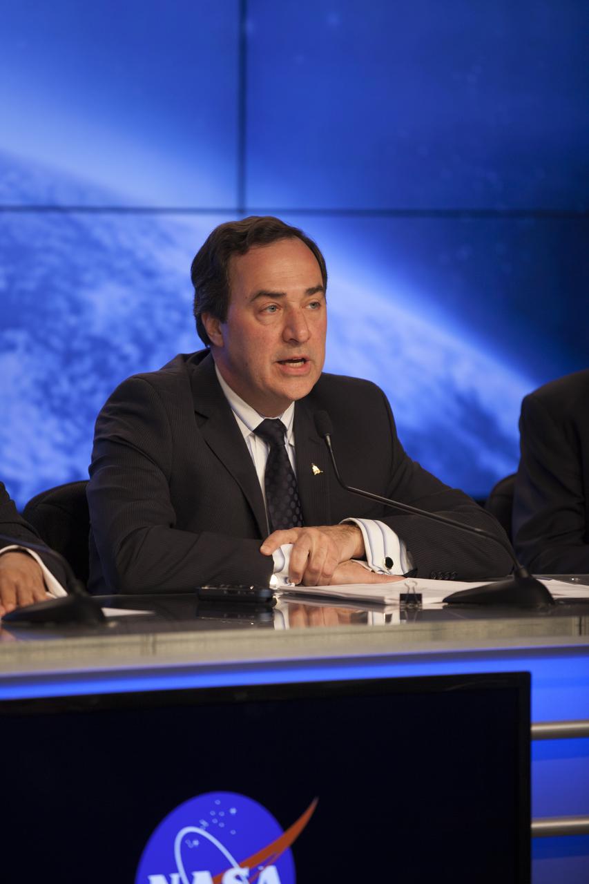 CAPE CANAVERAL, Fla. – Mark Sirangelo, corporate vice president and head of Sierra Nevada Corporation, or SNC, Space Systems, announces the steps the company will take to prepare for a November 2016 orbital flight of its Dream Chaser spacecraft from Florida’s Space Coast. The steps are considered substantial for SNC and important to plans by NASA and Space Florida for Kennedy Space Center’s transformation into a multi-user spaceport for both commercial and government customers. SNC said it plans to work with United Launch Alliance, or ULA, to launch the Dream Chaser spacecraft into orbit atop an Atlas V rocket from Space Launch Complex 41 at Cape Canaveral Air Force Station intends to land the winged spacecraft at Kennedy’s 3.5-mile long runway at the Shuttle Landing Facility lease office space at Exploration Park, right outside Kennedy’s gates and process the spacecraft in the high bay of the Operations and Checkout Building at Kennedy, with Lockheed Martin performing the work. Photo credit: NASA/Kim Shiflett