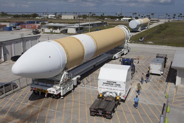 NASA image: Orion Core Stage & Booster Offload, Move to HIF