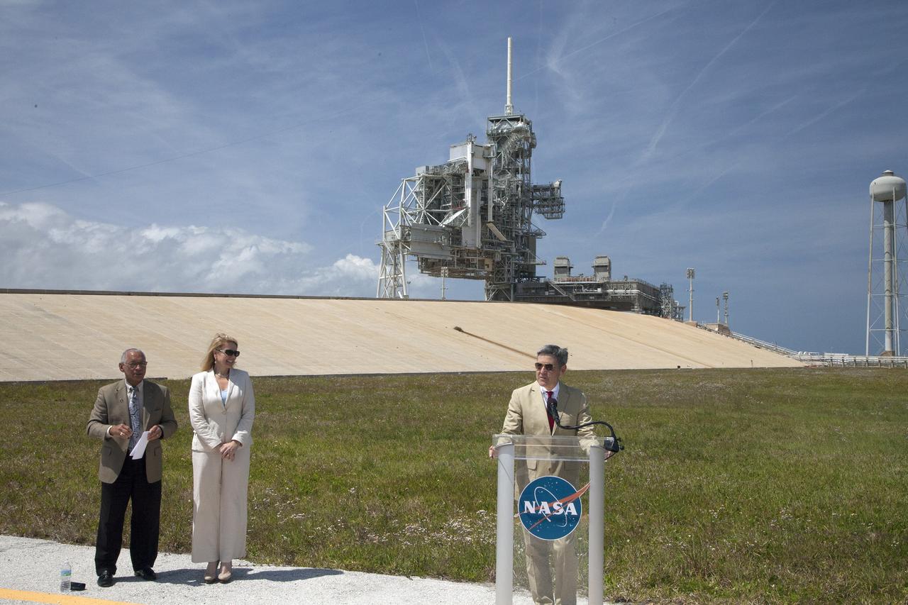 CAPE CANAVERAL, Fla. -- At Kennedy Space Center's Launch Pad 39A, center director Bob Cabana announces that NASA has just signed a lease agreement with Space Exploration Technologies SpaceX of Hawthorne, Calif., for use and operation of Launch Complex 39A. NASA Administrator Charlie Bolden, left, and Gwynne Shotwell, president and chief operating officer of SpaceX, look on.      SpaceX will use Launch Complex 39A for rockets such as the Falcon Heavy, currently under development. Both launch pad 39A and 39B were originally built for the Apollo/Saturn V rockets that launched American astronauts on their historic journeys to the moon and later modified to support the 30-year shuttle program. Pad 39B is now being modified by NASA to support the Space Launch System SLS rocket boosting the Orion spacecraft part of the agency’s plan to explore beyond low-Earth orbit. To learn more about Launch Pad 39A visit: http://www.nasa.gov/mission_pages/shuttle/launch/launch-complex39-toc.html Photo credit: NASA/Dan Casper