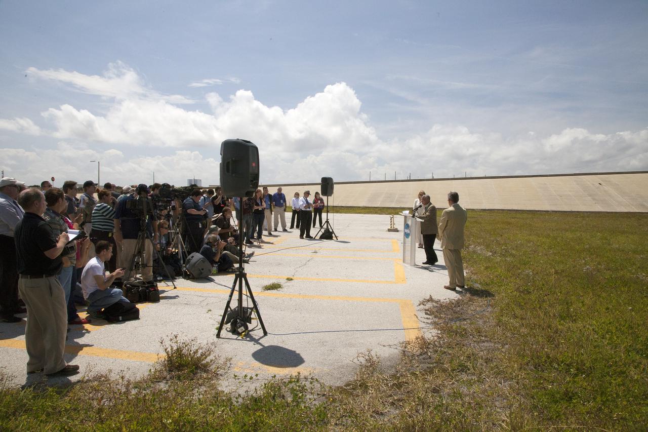 CAPE CANAVERAL, Fla. -- At Kennedy Space Center Launch Pad 39A, NASA Administrator Charlie Bolden announces that NASA has just signed a lease agreement with Space Exploration Technologies SpaceX of Hawthorne, Calif., for use and operation of Launch Complex 39A.      SpaceX will use Launch Complex 39A for rockets such as the Falcon Heavy, currently under development. Both launch pad 39A and 39B were originally built for the Apollo/Saturn V rockets that launched American astronauts on their historic journeys to the moon and later modified to support the 30-year shuttle program. Pad 39B is now being modified by NASA to support the Space Launch System SLS rocket boosting the Orion spacecraft part of the agency’s plan to explore beyond low-Earth orbit. To learn more about Launch Pad 39A visit: http://www.nasa.gov/mission_pages/shuttle/launch/launch-complex39-toc.html Photo credit: NASA/Dan Casper