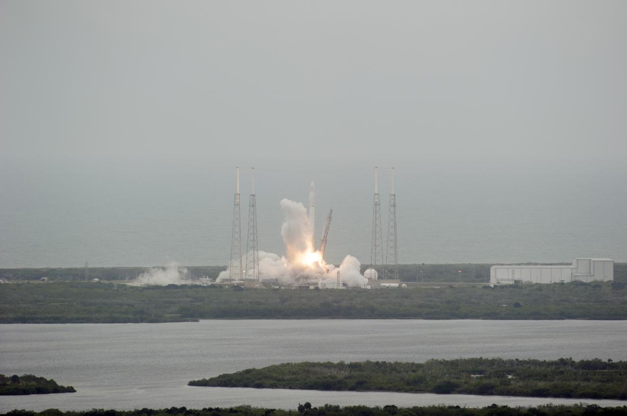 CAPE CANAVERAL, Fla. - An exhaust cloud builds around the Falcon 9 rocket on Space Launch Complex 40 on Cape Canaveral Air Force Station as the SpaceX-3 mission lifts off, carrying the Dragon resupply spacecraft to the International Space Station. Liftoff was during an instantaneous window at 3:25 p.m. EDT.    Dragon is making its fourth trip to the space station. The SpaceX-3 mission, carrying almost 2.5 tons of supplies, technology and science experiments, is the third of 12 flights under NASA's Commercial Resupply Services contract to resupply the orbiting laboratory. For more information, visit http://www.nasa.gov/mission_pages/station/structure/launch/index.html.  Photo credit: NASA/Kim Shiflett