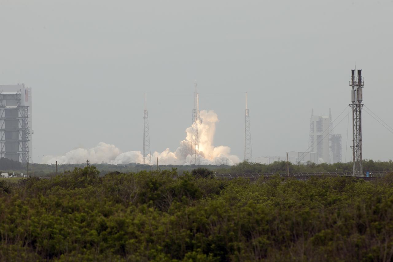 CAPE CANAVERAL, Fla. - The SpaceX-3 mission lifts off from Space Launch Complex 40 on Cape Canaveral Air Force Station aboard a Falcon 9 rocket, carrying the Dragon resupply spacecraft to the International Space Station. Liftoff was at 3:25 p.m. EDT.    Dragon is making its fourth trip to the space station. The SpaceX-3 mission, carrying almost 2.5 tons of supplies, technology and science experiments, is the third of 12 flights through a $1.6 billion NASA Commercial Resupply Services contract. Dragon's cargo will support more than 150 experiments that will be conducted during the station's Expeditions 39 and 40.     For more information, visit http://www.nasa.gov/mission_pages/station/structure/launch/index.html.  Photo credit: NASA/George Roberts