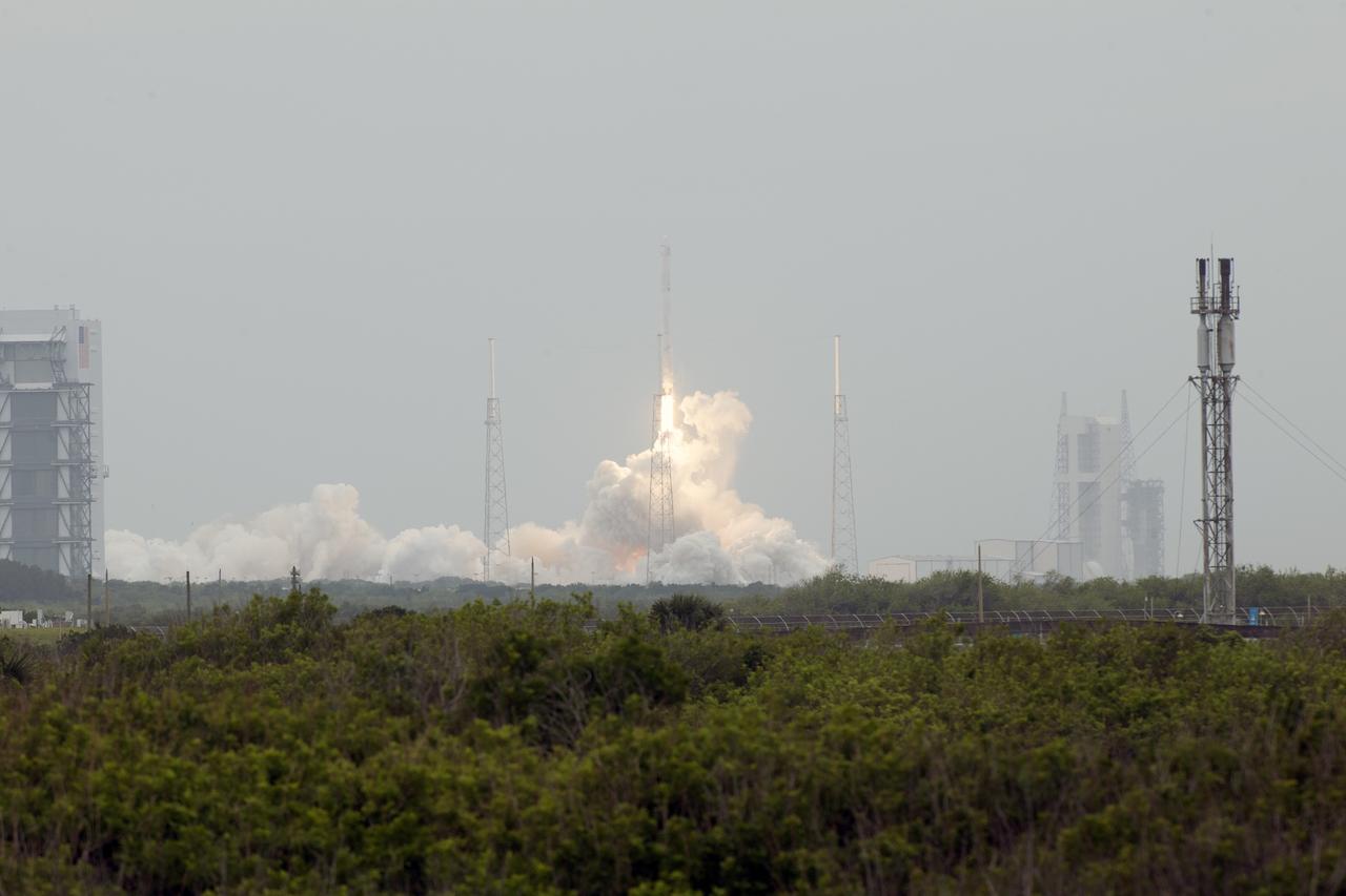 CAPE CANAVERAL, Fla. - An exhaust cloud builds under the Falcon 9 rocket on Space Launch Complex 40 on Cape Canaveral Air Force Station as the SpaceX-3 mission lifts off, carrying the Dragon resupply spacecraft to the International Space Station. Liftoff was during an instantaneous window at 3:25 p.m. EDT.    Dragon is making its fourth trip to the space station. The SpaceX-3 mission, carrying almost 2.5 tons of supplies, technology and science experiments, is the third of 12 flights through a $1.6 billion NASA Commercial Resupply Services contract. Dragon's cargo will support more than 150 experiments that will be conducted during the station's Expeditions 39 and 40.     For more information, visit http://www.nasa.gov/mission_pages/station/structure/launch/index.html.  Photo credit: NASA/George Roberts