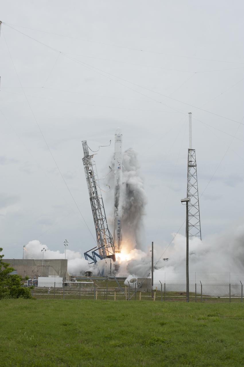 CAPE CANAVERAL, Fla. - Nine rocket engines roar to life on the SpaceX Falcon 9 rocket, lifting it off Space Launch Complex 40 on Cape Canaveral Air Force Station and boosting the Dragon resupply spacecraft to the International Space Station. Liftoff was at 3:25 p.m. EDT.    Dragon is making its fourth trip to the space station. The SpaceX-3 mission, carrying almost 2.5 tons of supplies, technology and science experiments, is the third of 12 flights through a $1.6 billion NASA Commercial Resupply Services contract. Dragon's cargo will support more than 150 experiments that will be conducted during the station's Expeditions 39 and 40.     For more information, visit http://www.nasa.gov/mission_pages/station/structure/launch/index.html.  Photo credit: NASA/Tony Gray and Tim Powers
