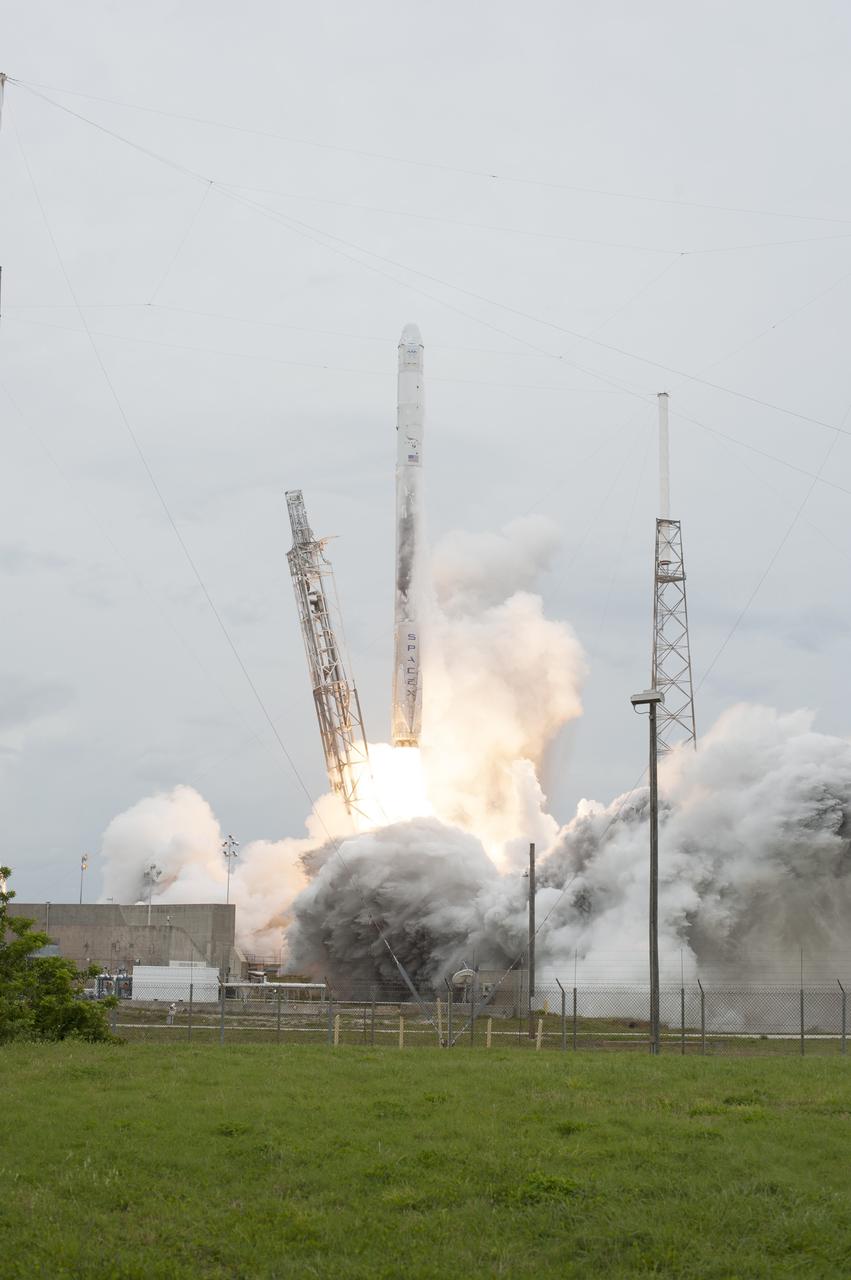 CAPE CANAVERAL, Fla. - An exhaust cloud builds under the Falcon 9 rocket on Space Launch Complex 40 on Cape Canaveral Air Force Station as the SpaceX-3 mission lifts off, carrying the Dragon resupply spacecraft to the International Space Station. Liftoff was during an instantaneous window at 3:25 p.m. EDT.    Dragon is making its fourth trip to the space station. The SpaceX-3 mission, carrying almost 2.5 tons of supplies, technology and science experiments, is the third of 12 flights through a $1.6 billion NASA Commercial Resupply Services contract. Dragon's cargo will support more than 150 experiments that will be conducted during the station's Expeditions 39 and 40.     For more information, visit http://www.nasa.gov/mission_pages/station/structure/launch/index.html.  Photo credit: NASA/Tony Gray and Tim Powers