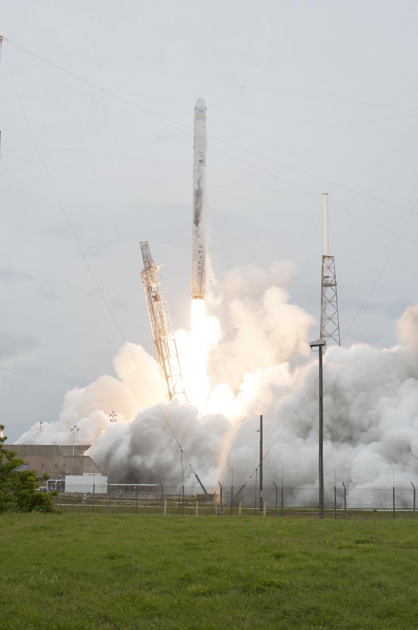 CAPE CANAVERAL, Fla. - The SpaceX Falcon 9 rocket rises above the lightning masts on Space Launch Complex 40 at Cape Canaveral Air Force Station, as the SpaceX-3 mission begins, carrying the Dragon resupply spacecraft to the International Space Station. Liftoff was during an instantaneous window at 3:25 p.m. EDT.    Dragon is making its fourth trip to the space station. The SpaceX-3 mission, carrying almost 2.5 tons of supplies, technology and science experiments, is the third of 12 flights through a $1.6 billion NASA Commercial Resupply Services contract. Dragon's cargo will support more than 150 experiments that will be conducted during the station's Expeditions 39 and 40.     For more information, visit http://www.nasa.gov/mission_pages/station/structure/launch/index.html.  Photo credit: NASA/Tony Gray and Tim Powers