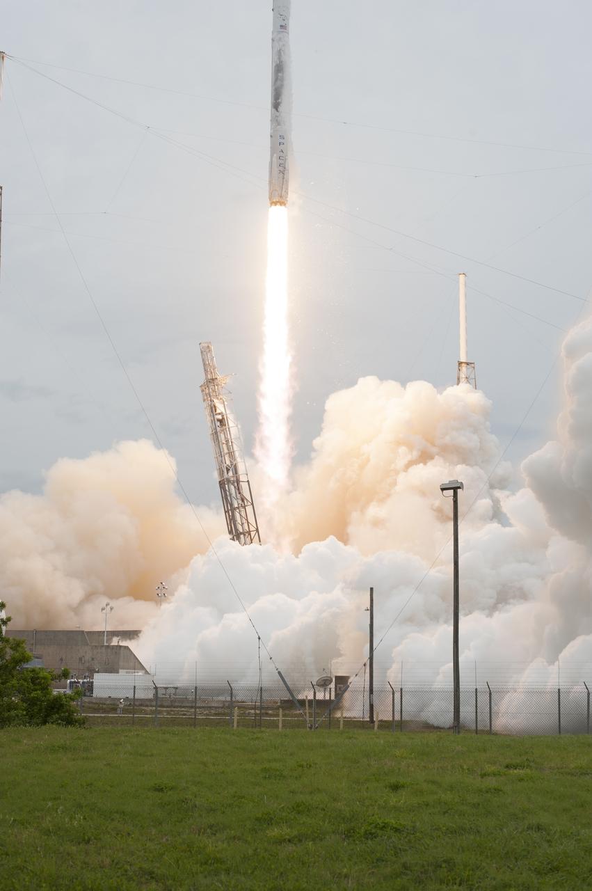 CAPE CANAVERAL, Fla. - The SpaceX-3 mission bolts into the clouds over Space Launch Complex 40 on Cape Canaveral Air Force Station aboard a Falcon 9 rocket, carrying the Dragon resupply spacecraft to the International Space Station. Liftoff was during an instantaneous window at 3:25 p.m. EDT.    Dragon is making its fourth trip to the space station. The SpaceX-3 mission, carrying almost 2.5 tons of supplies, technology and science experiments, is the third of 12 flights through a $1.6 billion NASA Commercial Resupply Services contract. Dragon's cargo will support more than 150 experiments that will be conducted during the station's Expeditions 39 and 40.     For more information, visit http://www.nasa.gov/mission_pages/station/structure/launch/index.html.  Photo credit: NASA/Tony Gray and Tim Powers