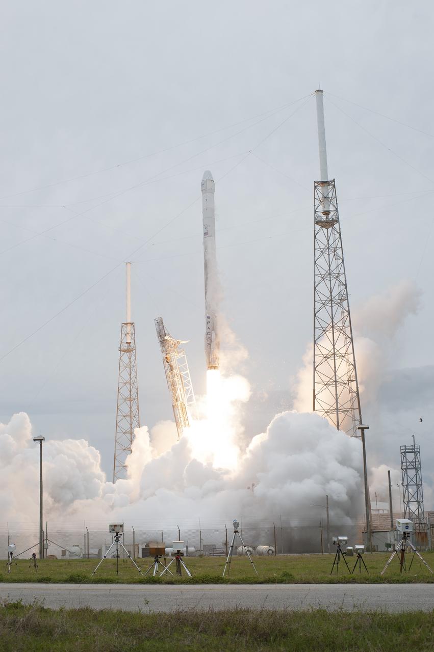 CAPE CANAVERAL, Fla. - A SpaceX Falcon 9 rocket lifts off Space Launch Complex 40 on Cape Canaveral Air Force Station in Florida leaving an exhaust cloud in its wake. Launch of the SpaceX-3 mission was during an instantaneous window at 3:25 p.m. EDT, sending the Dragon resupply spacecraft on its way to the International Space Station.      Dragon is making its fourth trip to the space station. The SpaceX-3 mission, carrying almost 2.5 tons of supplies, technology and science experiments, is the third of 12 flights through a $1.6 billion NASA Commercial Resupply Services contract. Dragon's cargo will support more than 150 experiments that will be conducted during the station's Expeditions 39 and 40.  For more information, visit http://www.nasa.gov/mission_pages/station/structure/launch/index.html.  Photo credit: NASA/Tony Gray and Tim Terry
