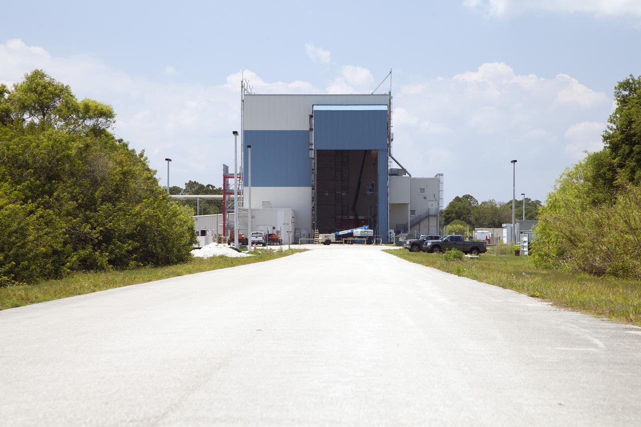 CAPE CANAVERAL, Fla. – Modifications continue on the Multi-Payload Processing Facility, or MPPF, at NASA's Kennedy Space Center in Florida. The high bay entrance was recently enlarged and a new door installed. New siding is being installed around the entrance.    Kennedy's Center Operations Directorate is overseeing upgrades to the MPPF for the Ground Systems Development and Operations Program. The extensive upgrades and modernizations will support processing of Orion spacecraft for NASA's exploration missions. The 19,647-square-foot building, originally constructed in 1995, primarily will be used for Orion hypergolic fueling, ammonia servicing and high-pressure gas servicing and checkout before being transported to the Vehicle Assembly Building for integration with the Space Launch System. Photo credit: NASA/Daniel Casper