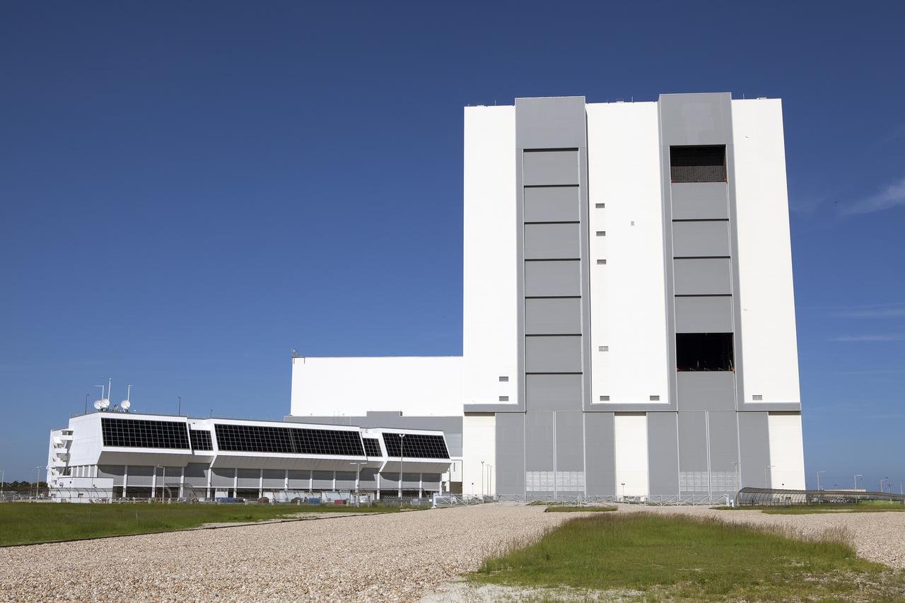CAPE CANAVERAL, Fla. – The Vehicle Assembly Building, or VAB, and Launch Control Center stand out against a bright blue sky at NASA’s Kennedy Space Center in Florida. Modifications are underway inside the VAB to prepare High Bay 3 for a new platform system. The modifications are part of a centerwide refurbishment initiative under the Ground Systems Development and Operations Program. High bay 3 is being refurbished to accommodate NASA’s Space Launch System and a variety of other spacecraft. For more information, visit http://www.nasa.gov/exploration/systems/ground/index.html. Photo credit: NASA/Dimitri Gerondidakis