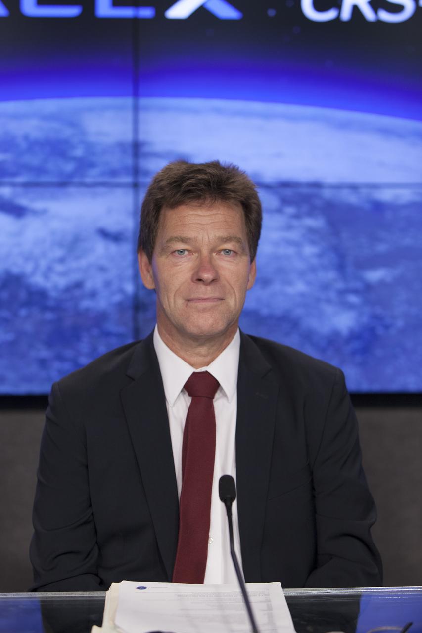 CAPE CANAVERAL, Fla. – In the Kennedy Space Center’s Press Site auditorium, members of news media are briefed on preparations for the launch of the SpaceX CRS-4 mission to resupply the International Space Station. Hans Koenigsmann, vice president of Mission Assurance with SpaceX, participated in the briefing.      The mission is the fourth of 12 SpaceX flights NASA contracted with the company to resupply the space station. It will be the fifth trip by a Dragon spacecraft to the orbiting laboratory. The spacecraft’s 2.5 tons of supplies, science experiments, and technology demonstrations include critical materials to support 255 science and research investigations that will occur during the station's Expeditions 41 and 42. Liftoff is targeted for an instantaneous window at 2:14 a.m. EDT. To learn more about the mission, visit http://www.nasa.gov/mission_pages/station/structure/launch/index.html Photo credit: NASA/Jim Grossmann