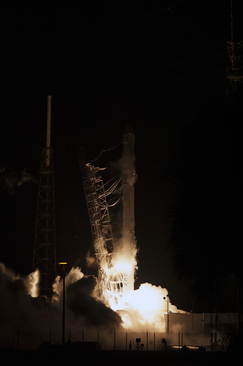 CAPE CANAVERAL, Fla. – The Falcon 9 rocket lifts off Space Launch Complex 40 at Cape Canaveral Air Force Station in Florida, carrying the SpaceX CRS-4 mission to orbit. Liftoff was at 1:52 a.m. EDT. The mission is the fourth of 12 SpaceX flights NASA contracted with the company to resupply the space station. It will be the fifth trip by a Dragon spacecraft to the orbiting laboratory. The spacecraft’s 2.5 tons of supplies, science experiments, and technology demonstrations include critical materials to support 255 science and research investigations that will occur during the station's Expeditions 41 and 42. To learn more about the mission, visit http://www.nasa.gov/mission_pages/station/structure/launch/index.html Photo credit: NASA/Sandy Joseph and Kevin O'Connell